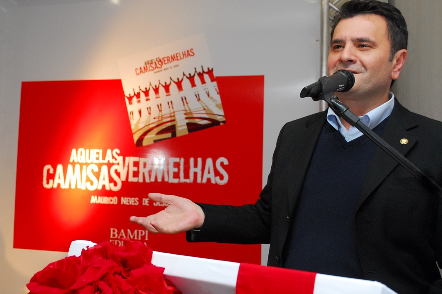 Elizeu Mattos ?veste? Aquelas Camisas Vermelhas