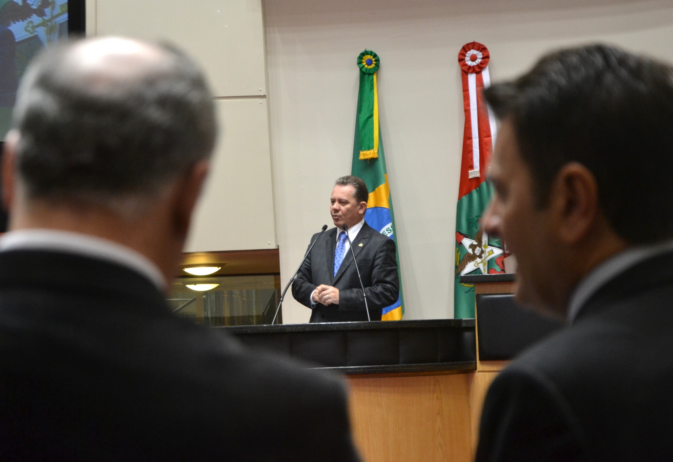 Ponticelli protesta contra saída de Tiscoski