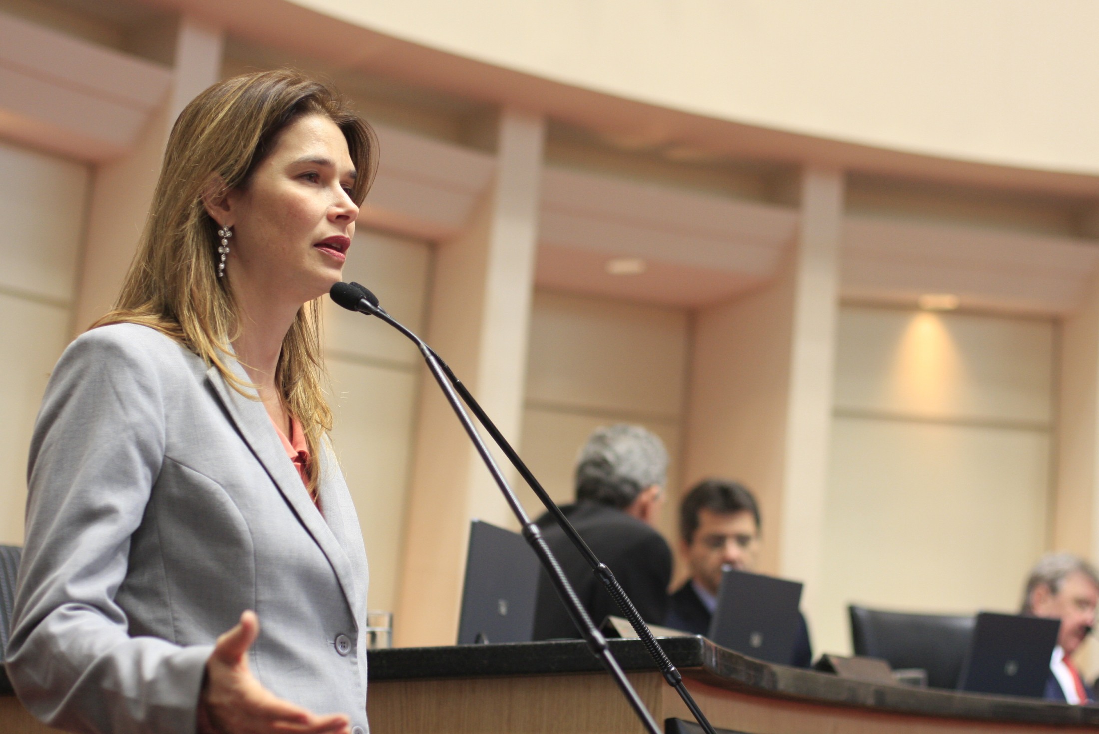Deputada Angela Albino (PCdoB)
