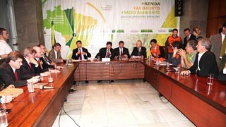 Deputados se reúnem com Ministro da Agricultura para discutir crise da suinocultura