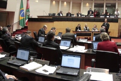 Aprovado projeto que permite regularização de débitos com o Estado