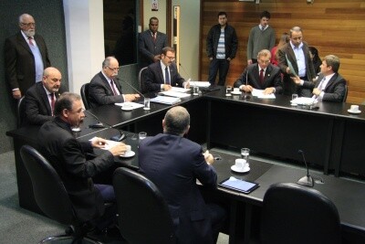 Reunião da CCJ fica aberta até quinta-feira