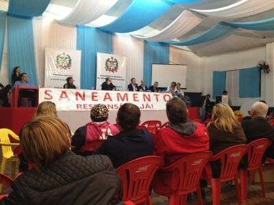População reclama do sistema de tratamento de esgoto em Florianópolis