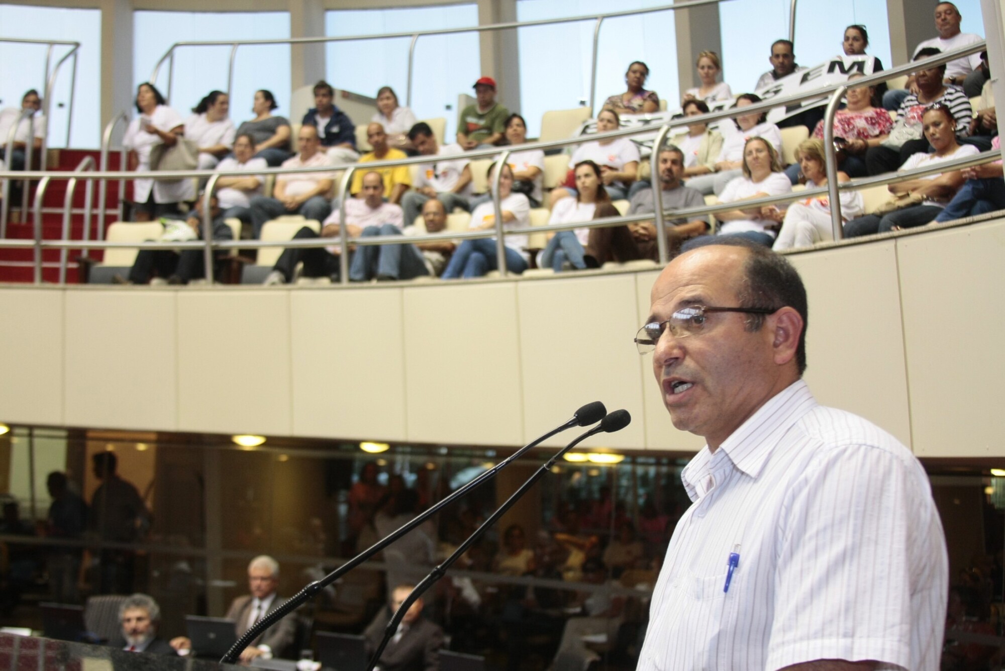 Servidores da saúde manifestam-se em Plenário