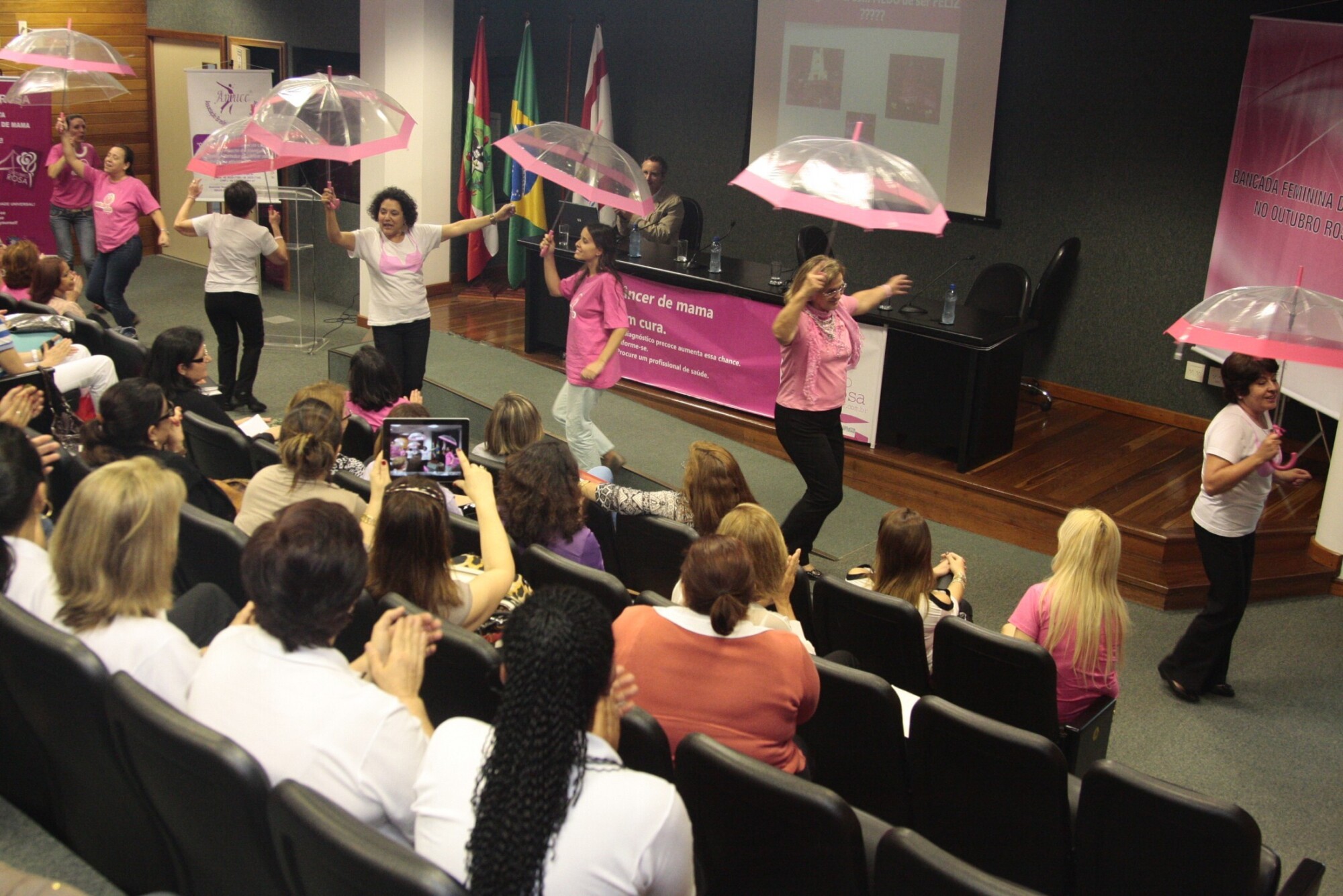 Mulheres pedem ações pelo diagnóstico precoce do câncer de mama
