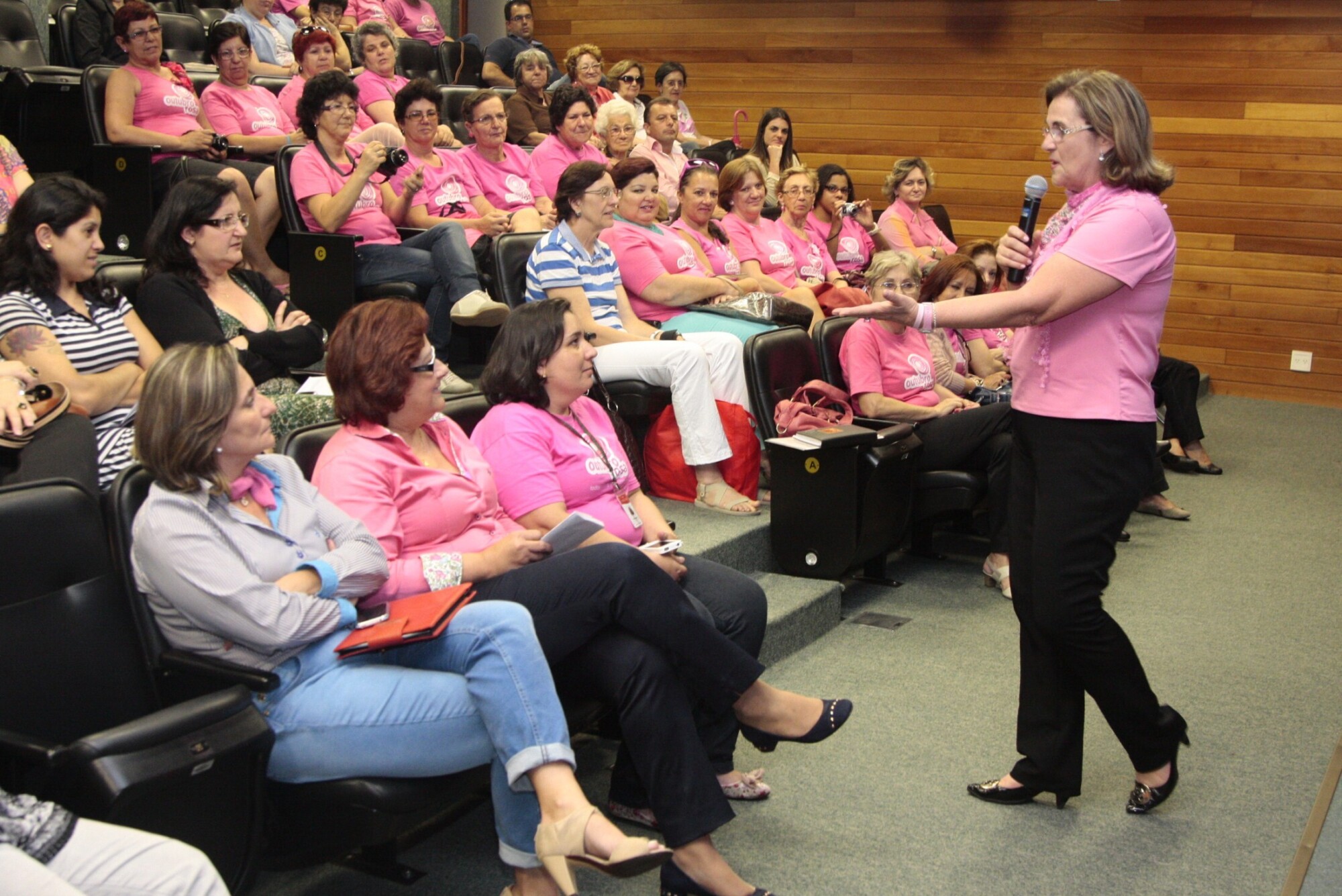 Palestra destaca a importância do diagnóstico precoce do câncer de mama