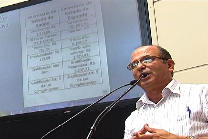 Servidores da saúde falam durante a sessão sobre suspensão de greve
