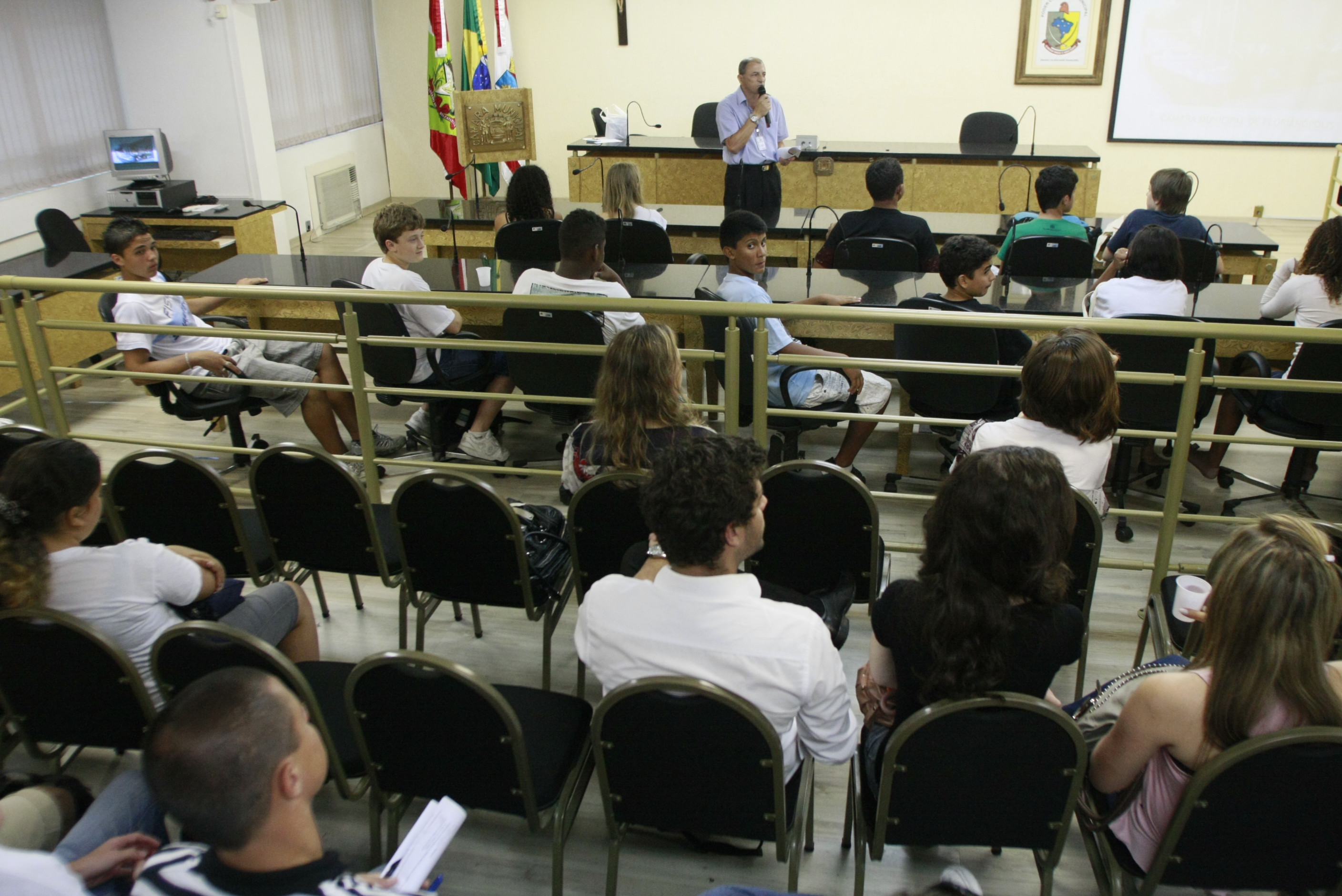 Alunos da Escola do Legislativo visitam Câmara de Vereadores de Florianópolis