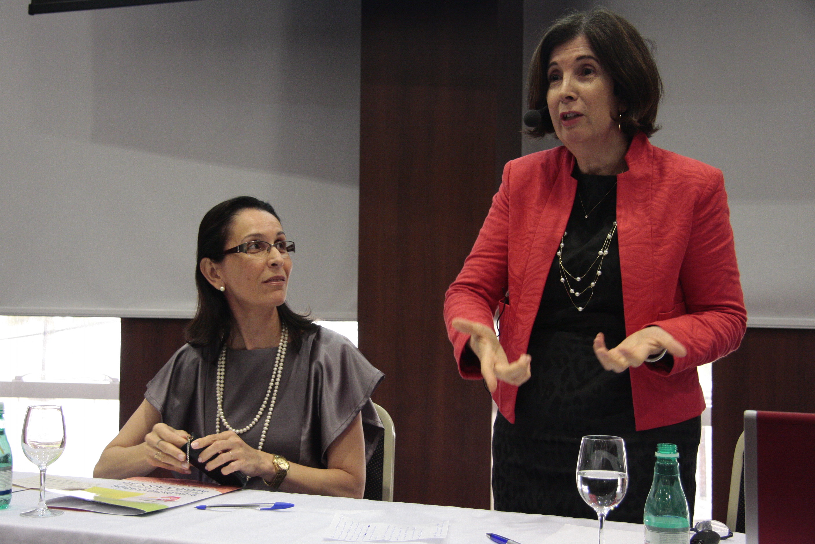 Conferência: A Prevenção dos Riscos de Fracasso de uma Adoção - Silvia Nabinger, Assistente Social de Porto Alegre/RS. Foto: Miriam Zomer