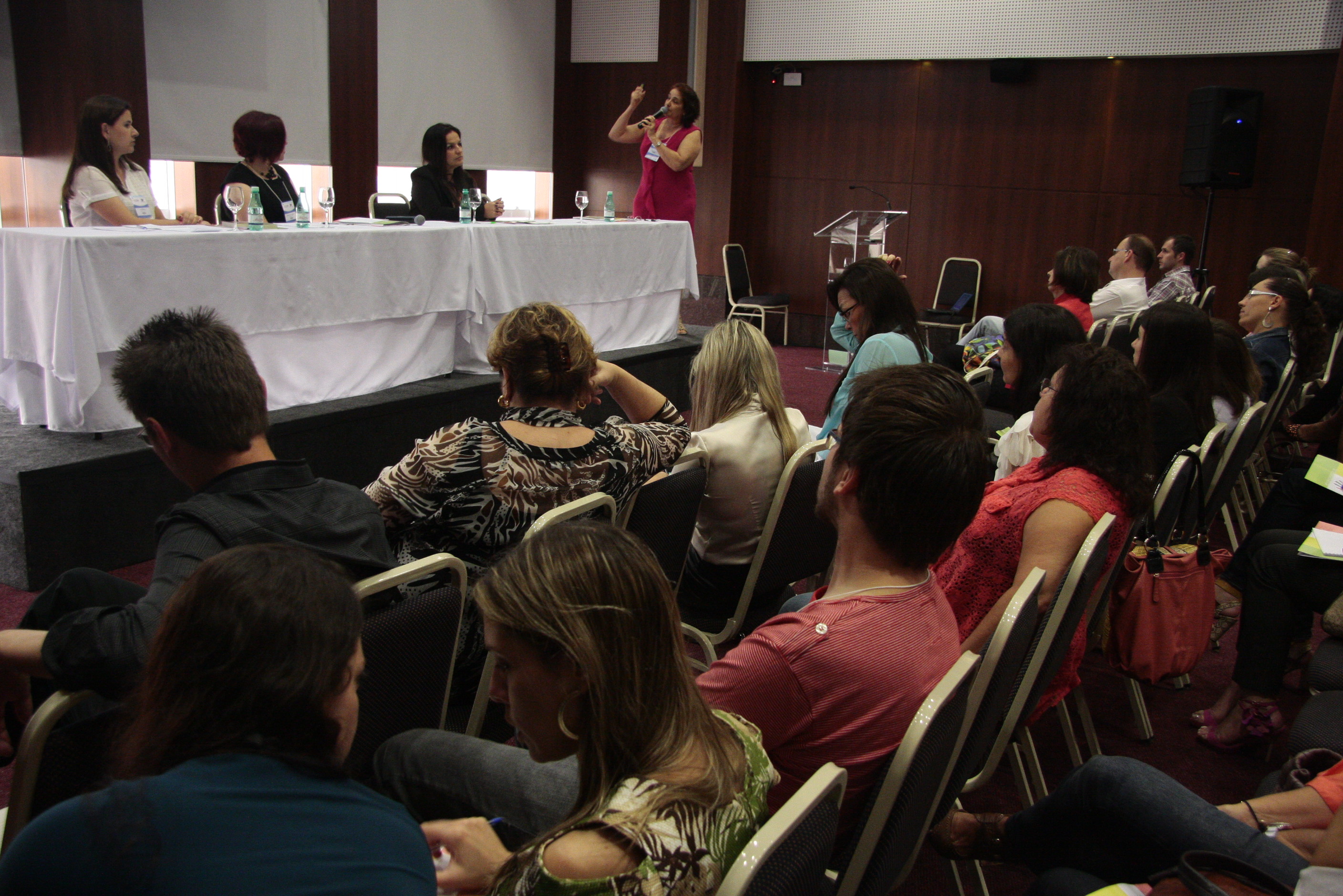 Mesa Redonda: O Acolhimento Institucional na Interface com os Grupos de Estudos e Apoio à Adoção.  Foto: Miriam Zomer