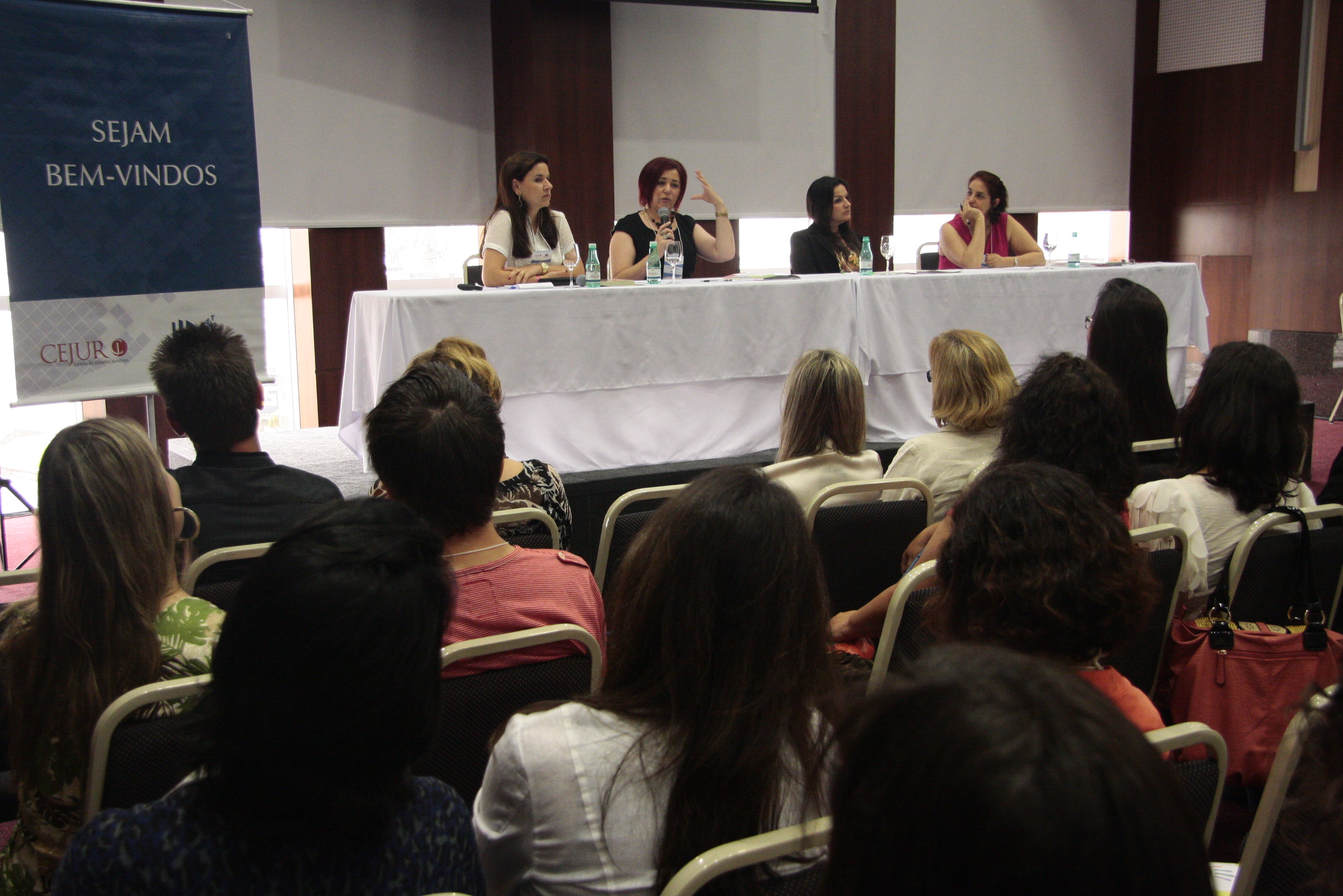 Mesa Redonda: O Acolhimento Institucional na Interface com os Grupos de Estudos e Apoio à Adoção.  Foto: Miriam Zomer