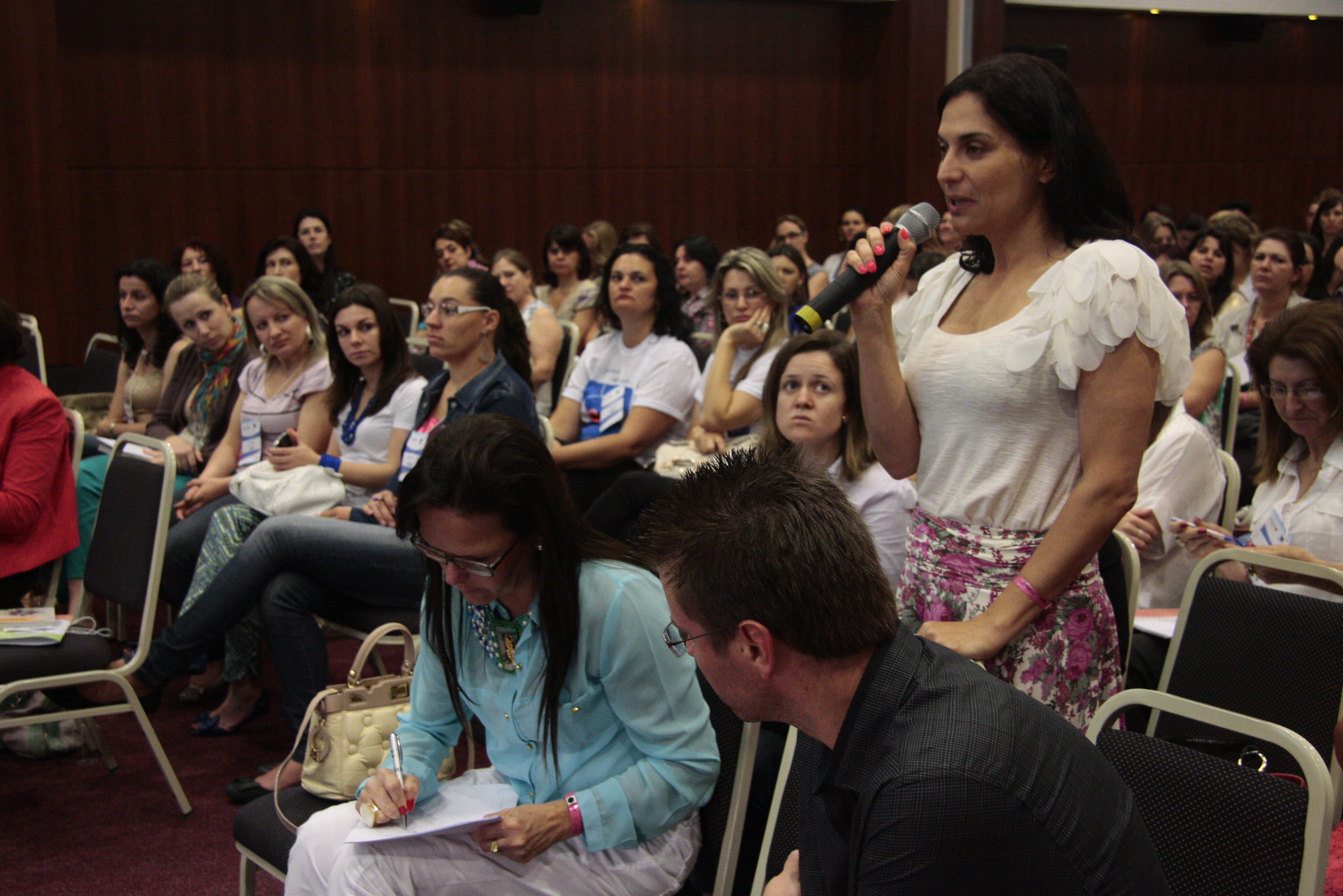 Mesa Redonda: O Acolhimento Institucional na Interface com os Grupos de Estudos e Apoio à Adoção.  Foto: Miriam Zomer