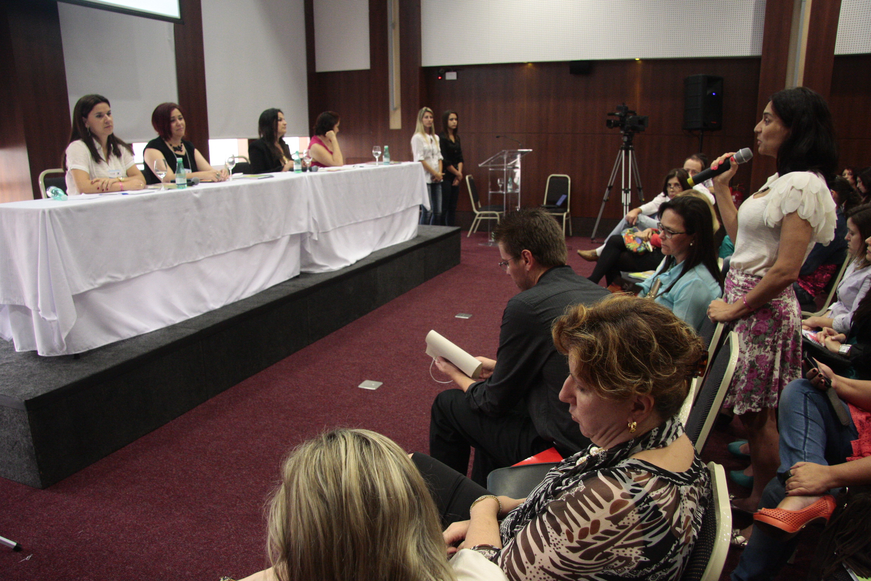 Mesa Redonda: O Acolhimento Institucional na Interface com os Grupos de Estudos e Apoio à Adoção.  Foto: Miriam Zomer