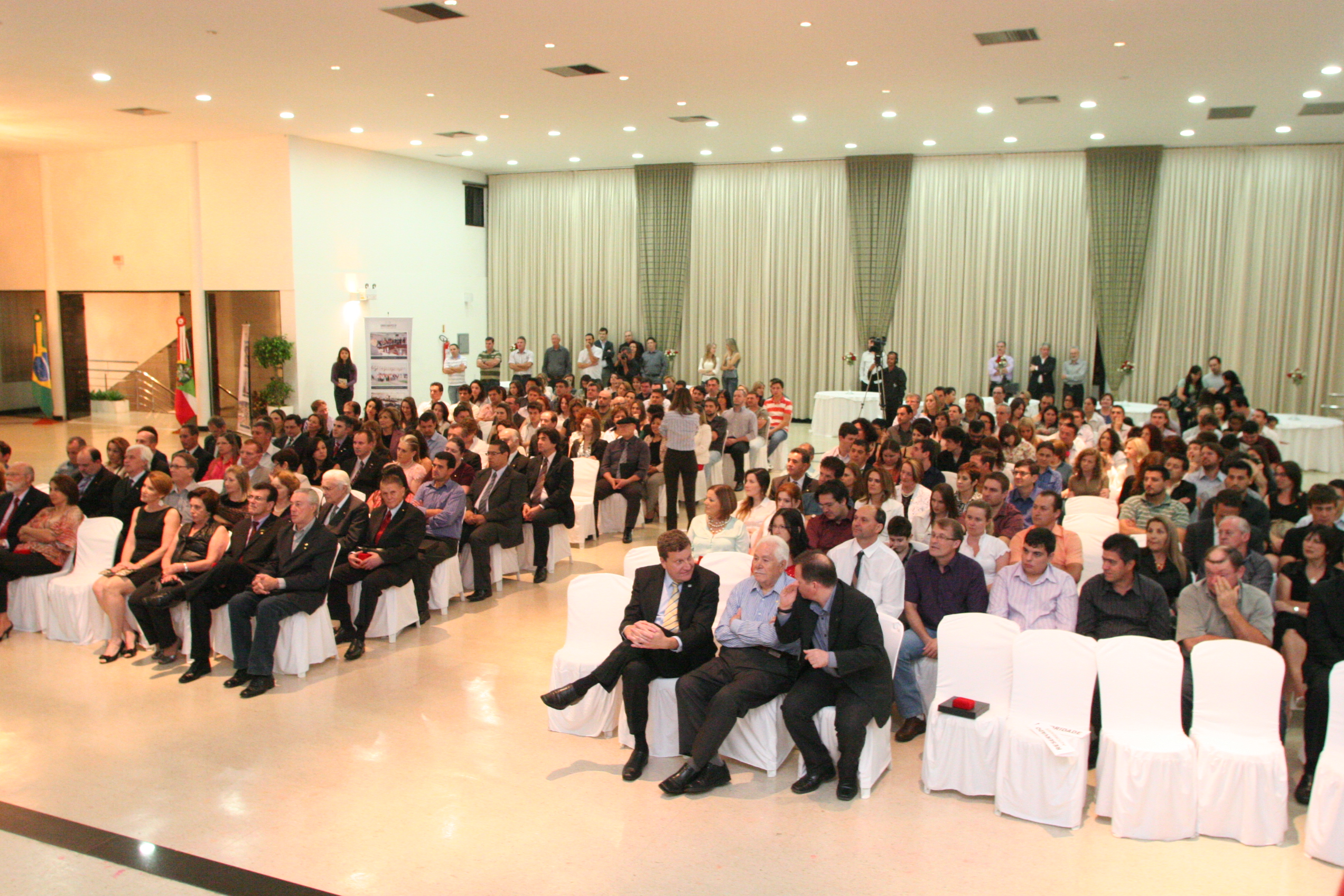 Sessão Solene em homenagem a UNOCHAPECÓ pela passagem dos seus 10 anos de fundação e a Fundação Universitária do Desenvolvimento do Oeste - FUNDESTE pela passagem dos seus 42 anos de fundação