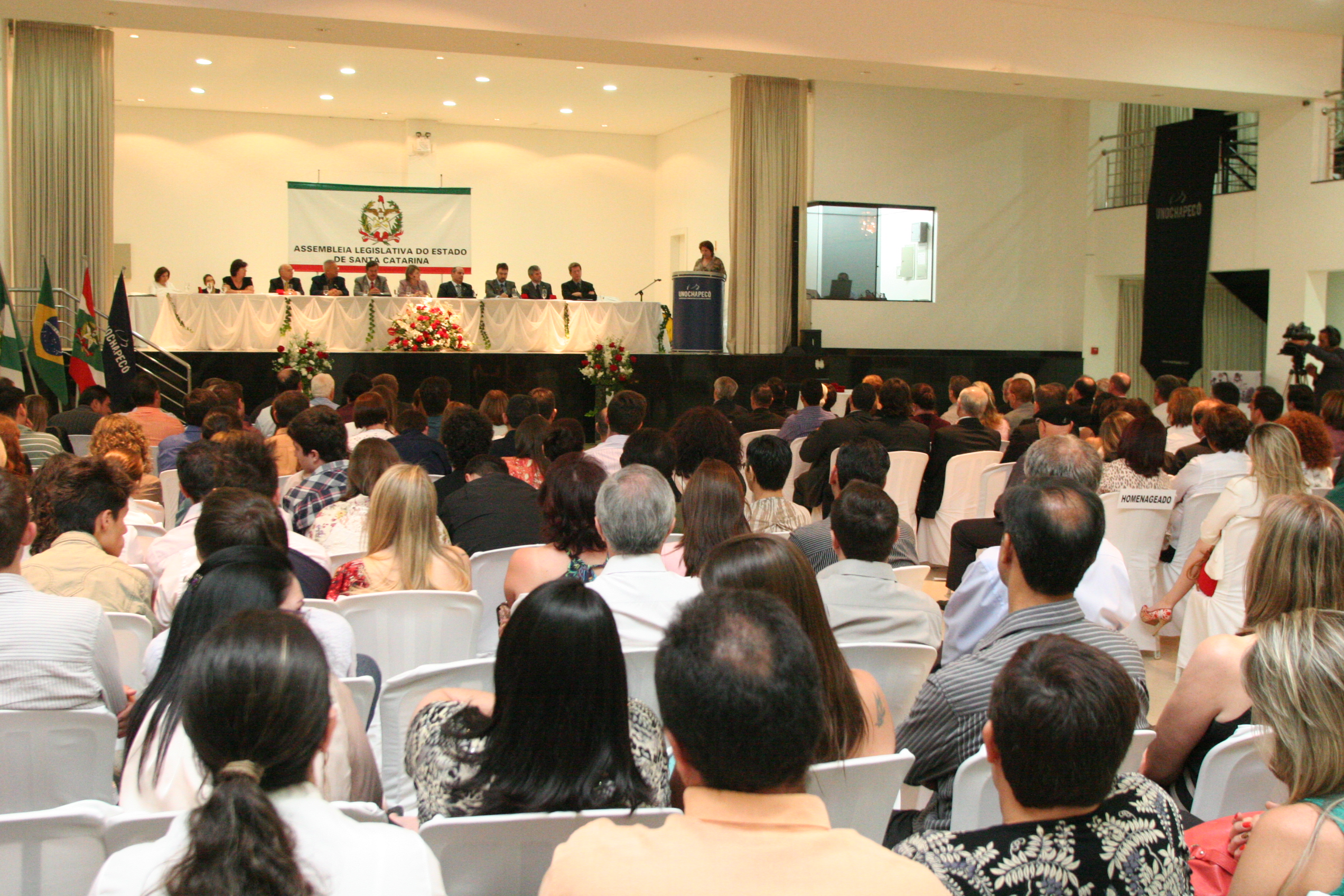 Sessão Solene em homenagem a UNOCHAPECÓ pela passagem dos seus 10 anos de fundação e a Fundação Universitária do Desenvolvimento do Oeste - FUNDESTE pela passagem dos seus 42 anos de fundação