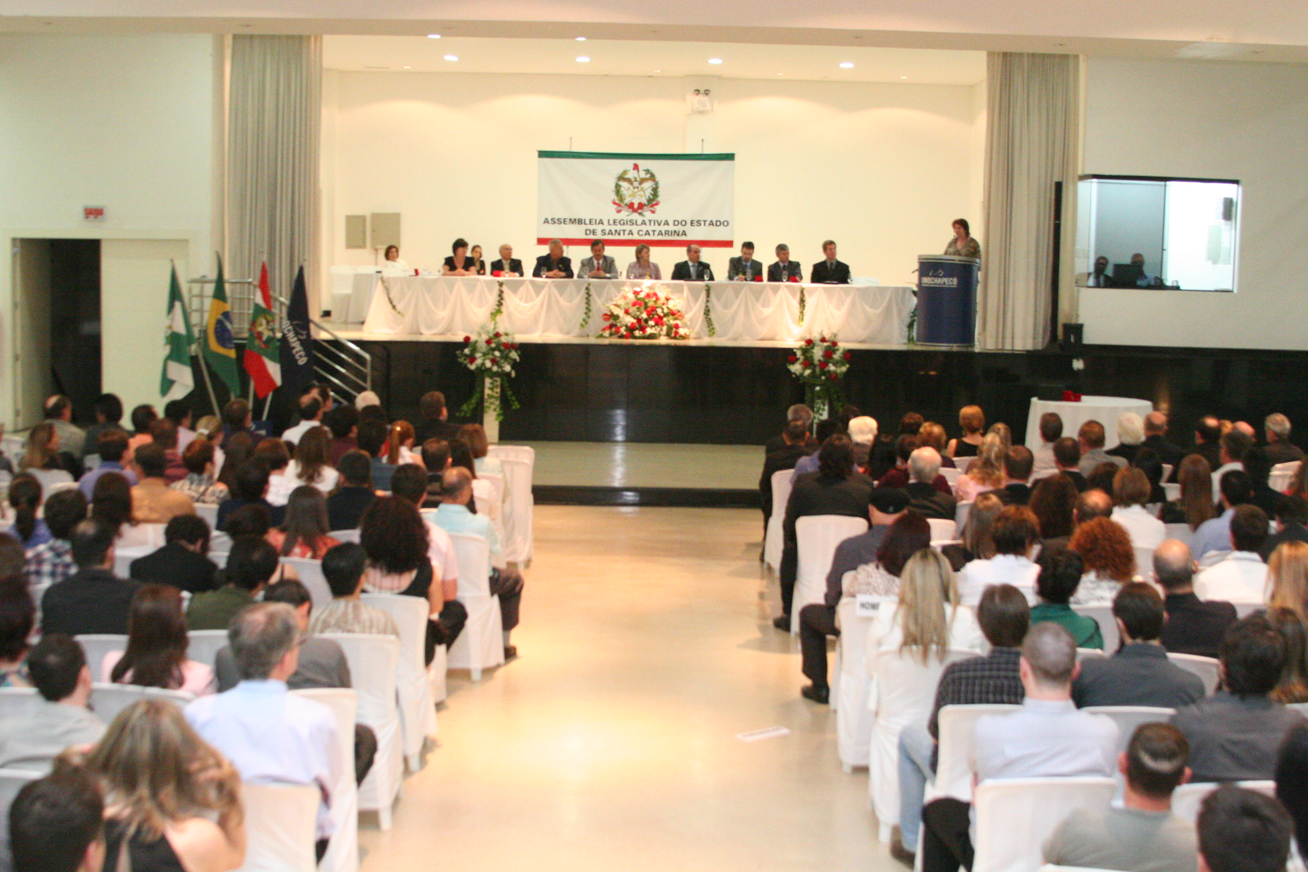 Sessão Solene em homenagem a UNOCHAPECÓ pela passagem dos seus 10 anos de fundação e a Fundação Universitária do Desenvolvimento do Oeste - FUNDESTE pela passagem dos seus 42 anos de fundação
