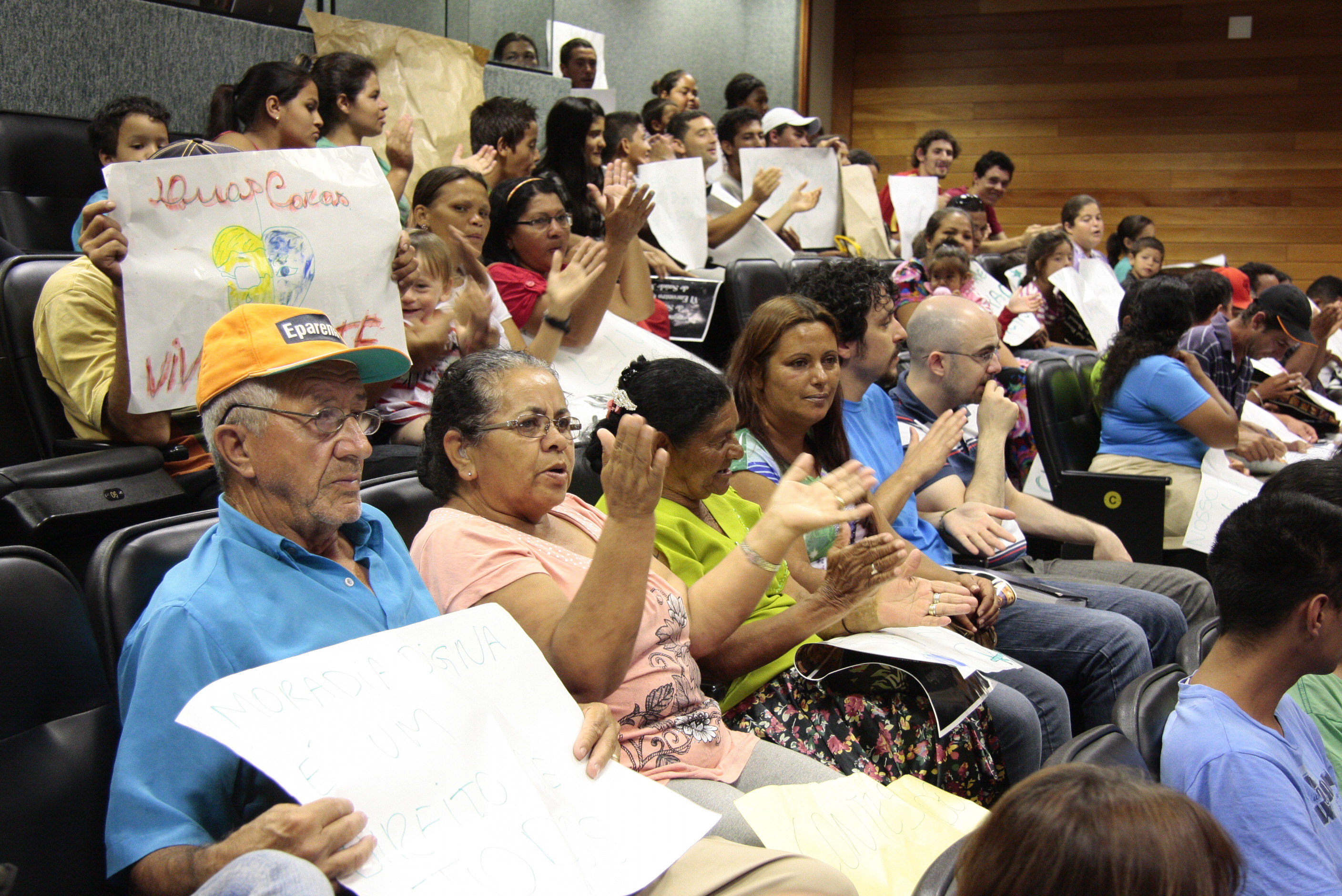 Audiência Pública sobre as Condições de moradia de duzentas famílias em situação de vulnerabilidade social na comunidade Jardim Zanelatto. Foto: Miriam Zomer