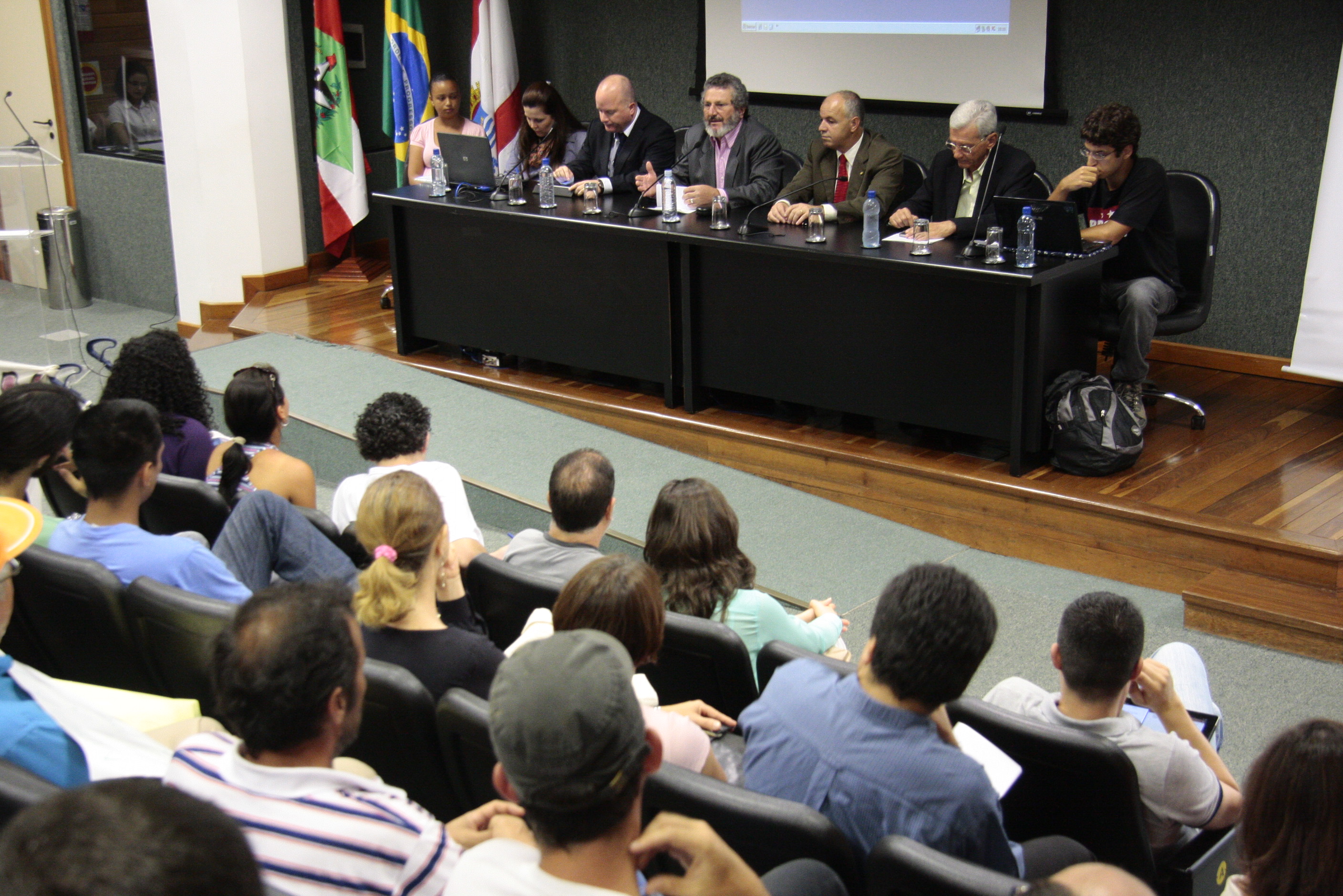 Audiência Pública sobre as Condições de moradia de duzentas famílias em situação de vulnerabilidade social na comunidade Jardim Zanelatto. Foto: Miriam Zomer