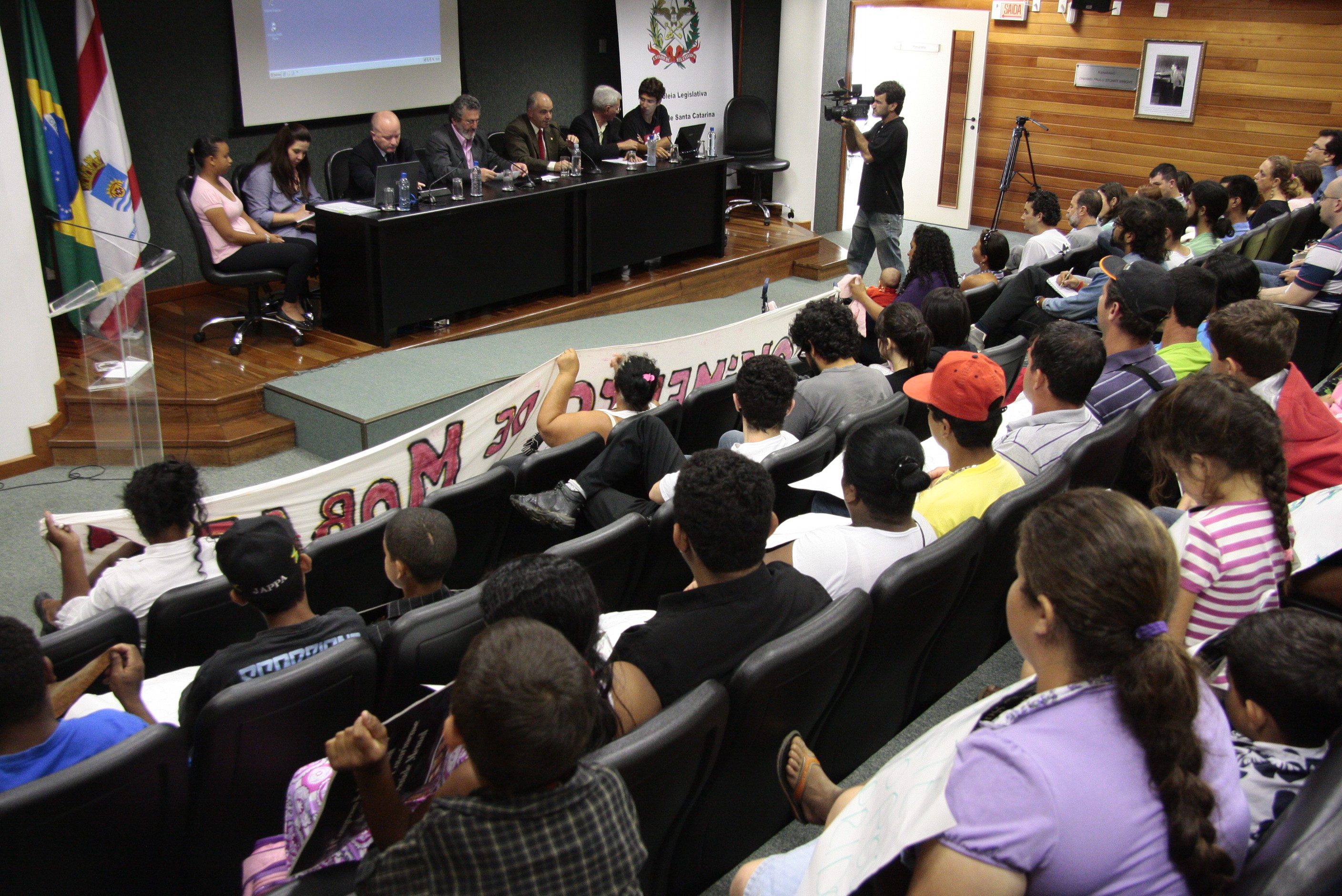 Audiência Pública sobre as Condições de moradia de duzentas famílias em situação de vulnerabilidade social na comunidade Jardim Zanelatto. Foto: Miriam Zomer