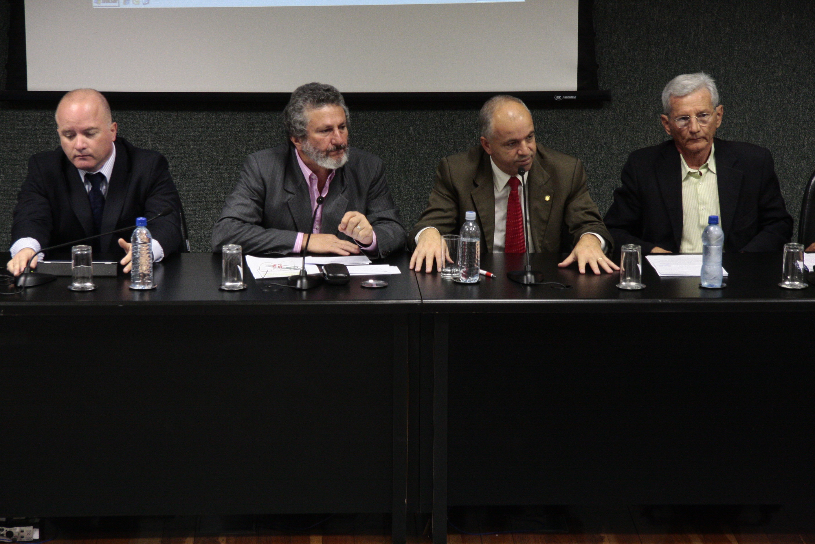 Audiência Pública sobre as Condições de moradia de duzentas famílias em situação de vulnerabilidade social na comunidade Jardim Zanelatto. Foto: Miriam Zomer