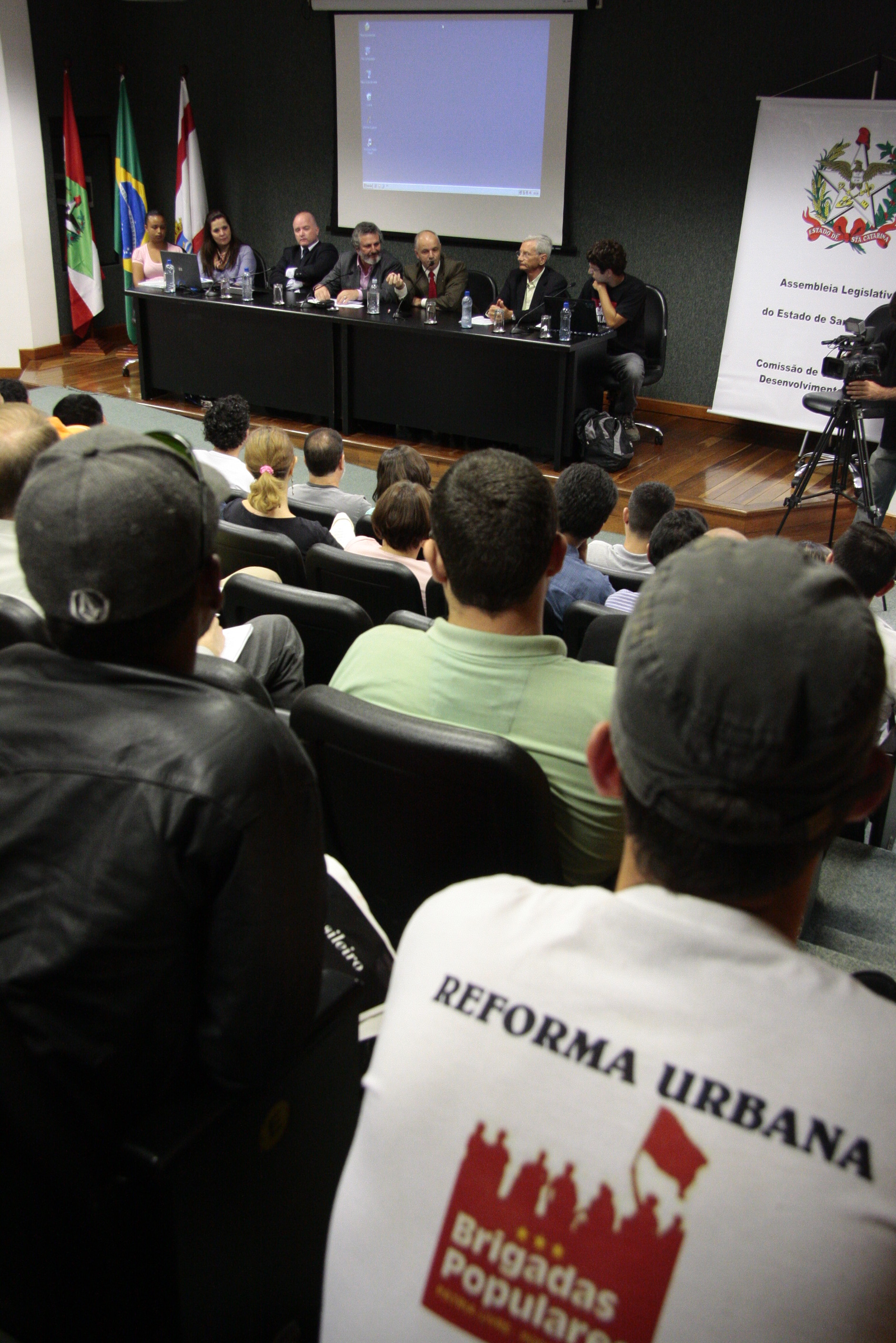 Audiência Pública sobre as Condições de moradia de duzentas famílias em situação de vulnerabilidade social na comunidade Jardim Zanelatto. Foto: Miriam Zomer