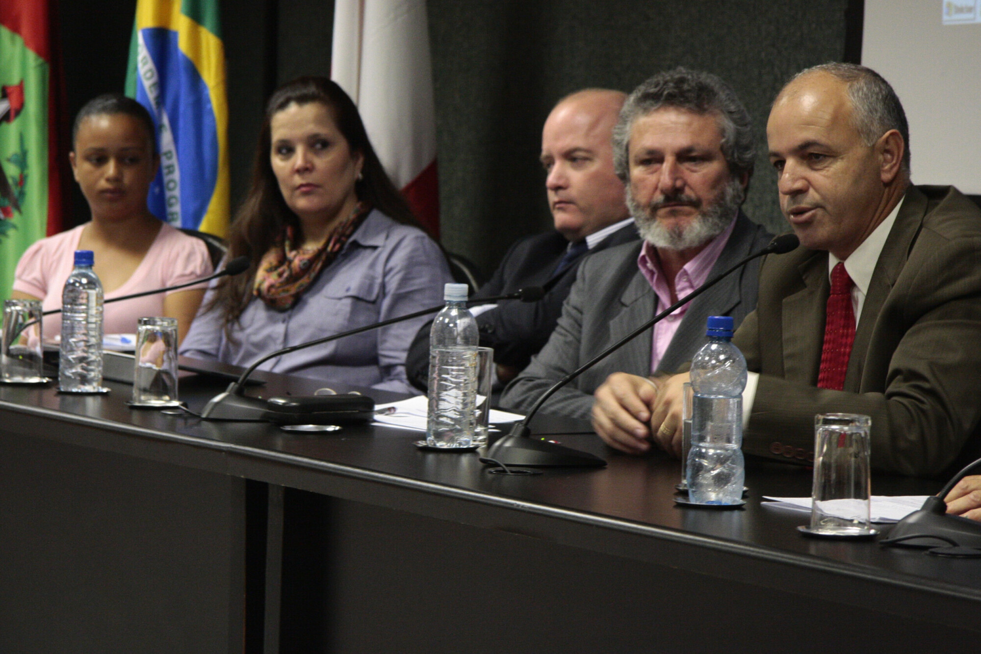Situação de famílias despejadas em São José é discutida em audiência pública