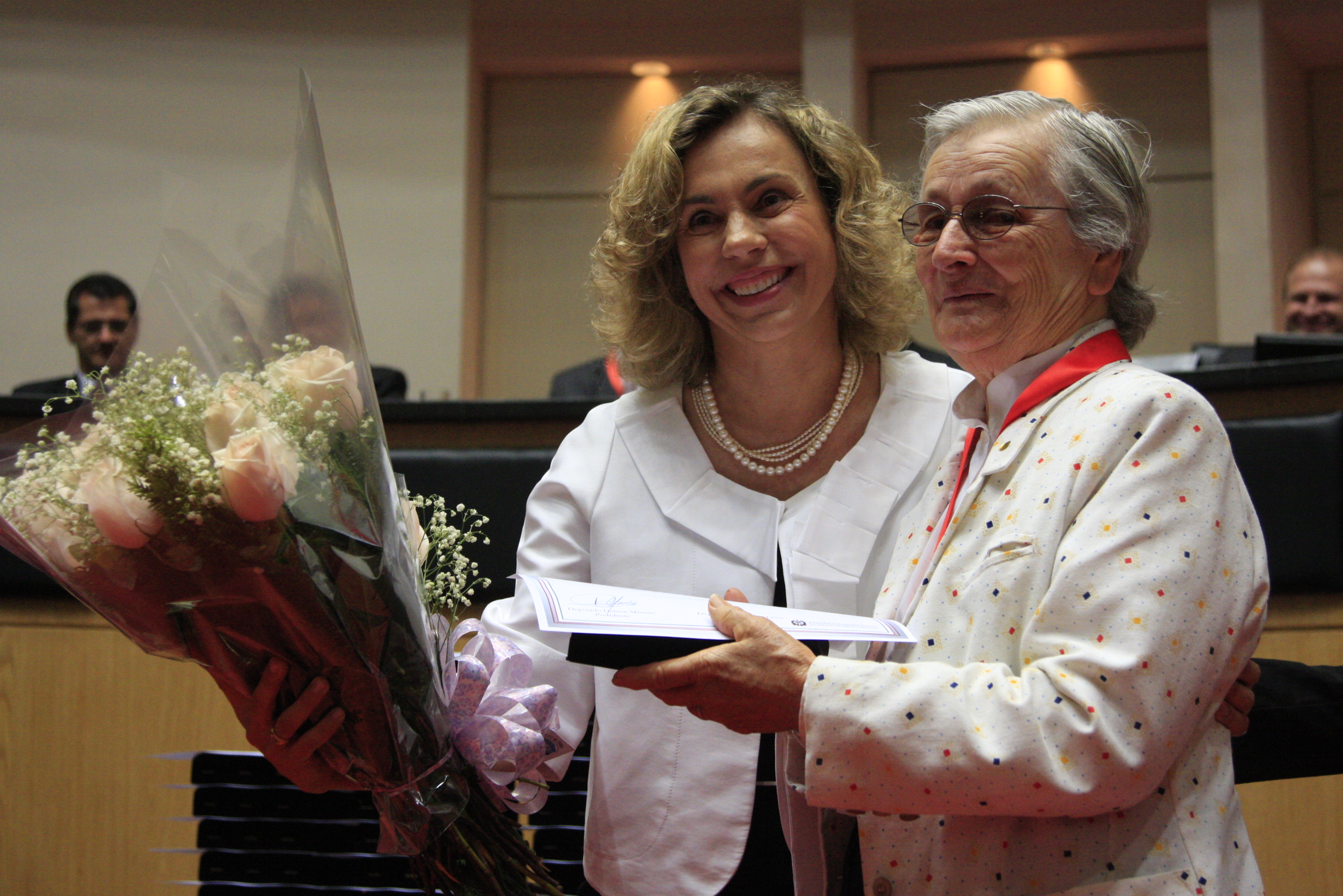 Sessão Solene da Comenda do Legislativo. Deputada Ana Paula Lima homenageia  Irmã Hedwiges Hofer. Foto: Lucas Gabriel Diniz