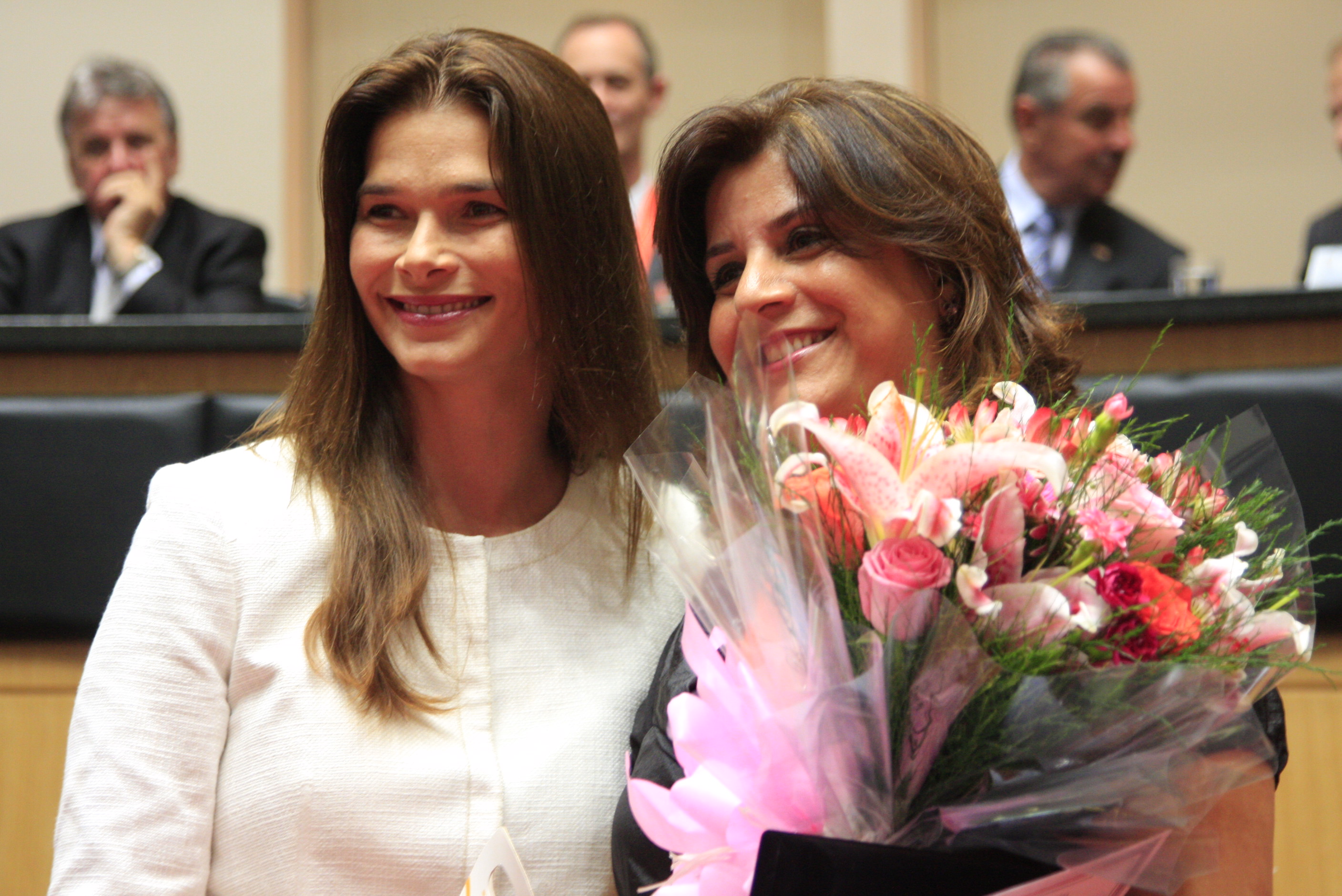 Sessão Solene da Comenda do Legislativo. Deputada  Angela Albino homenageia Lilian Vaz Martinho. Foto: Lucas Gabriel Diniz