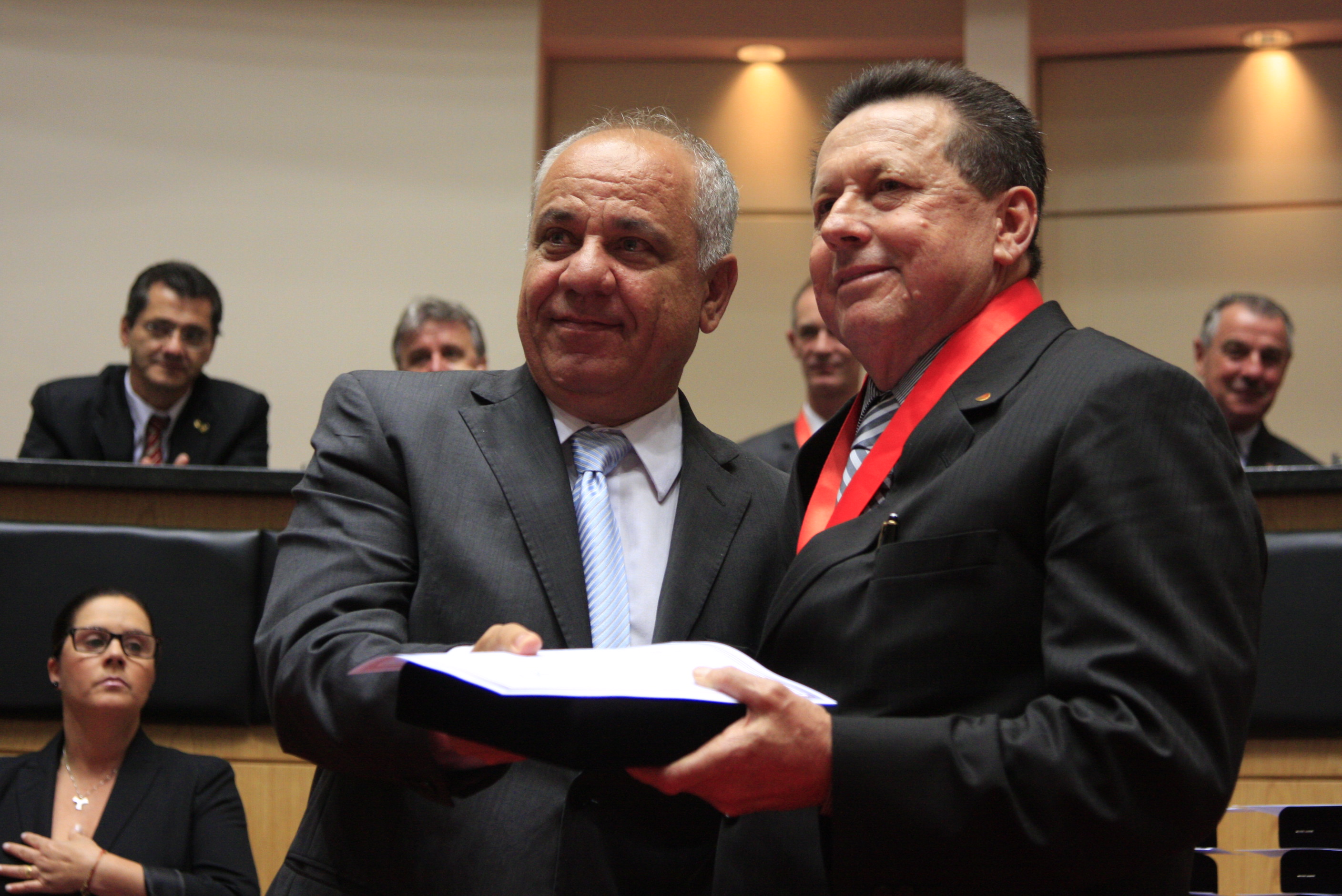 Sessão Solene da Comenda do Legislativo. Deputado  Dado Cherem homenageia  José Carlos dos Santos. Foto: Lucas Gabriel Diniz