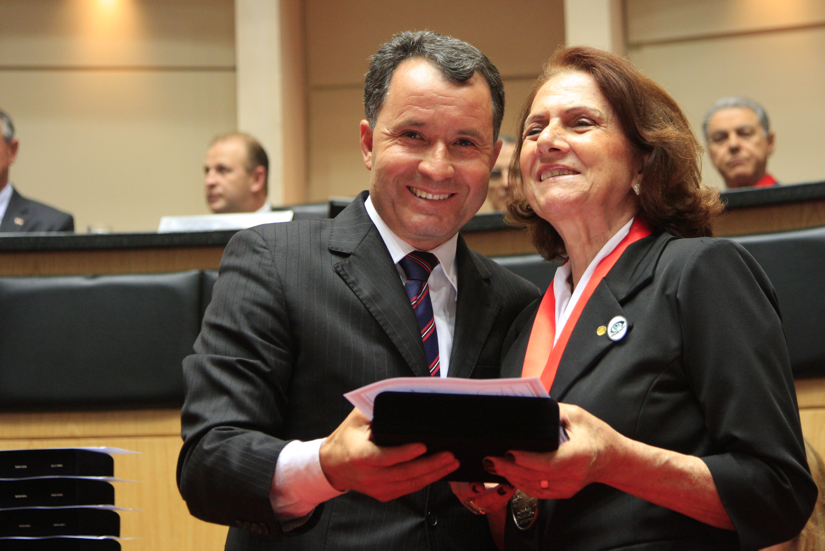 Sessão Solene da Comenda do Legislativo. Deputado  Darci de Matos homenageia Ajidev. Foto: Lucas Gabriel Diniz