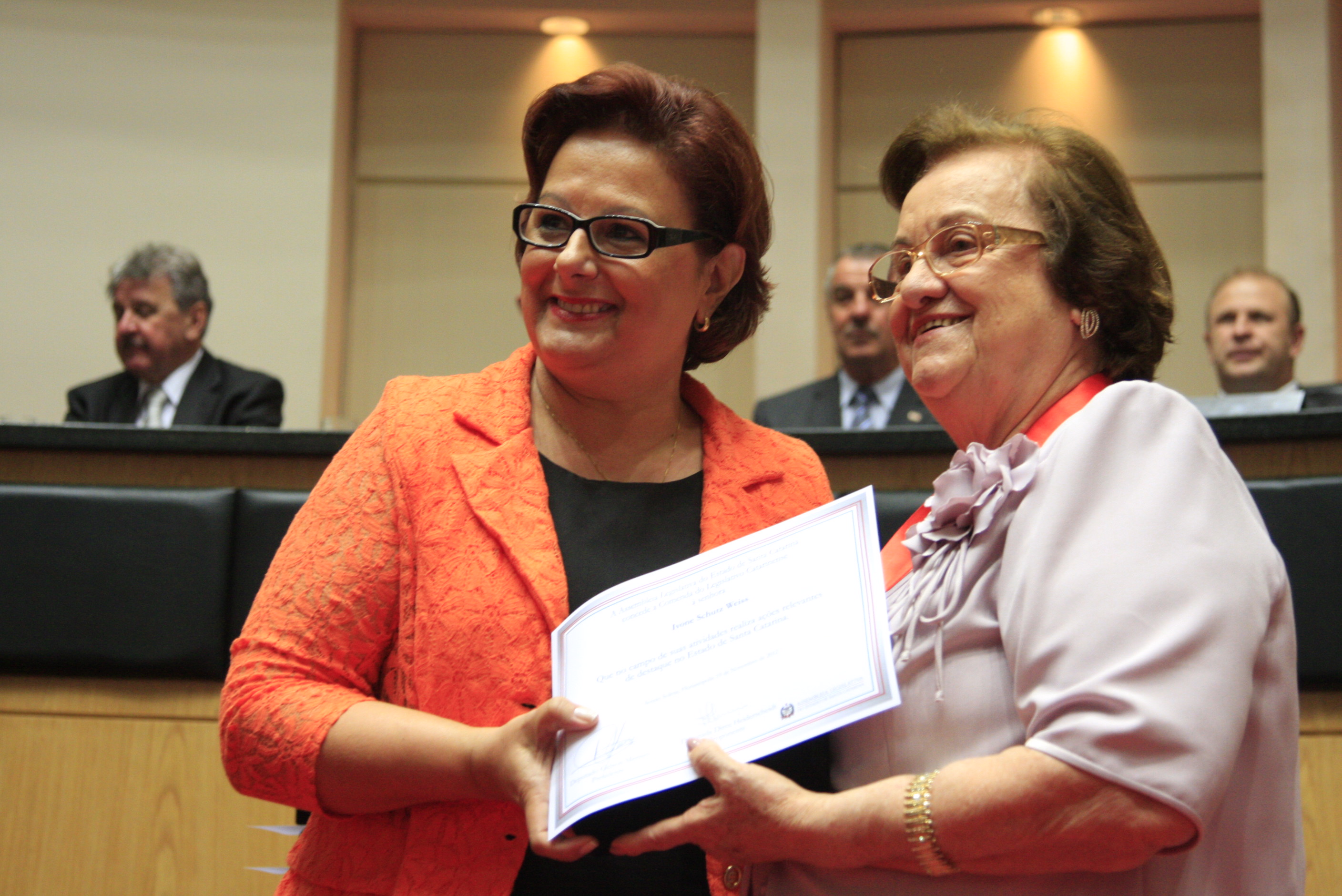 Sessão Solene da Comenda do Legislativo. Deputada  Dirce Heiderscheidt homenageia Ivone Schutz Weiss. Foto: Lucas Gabriel Diniz