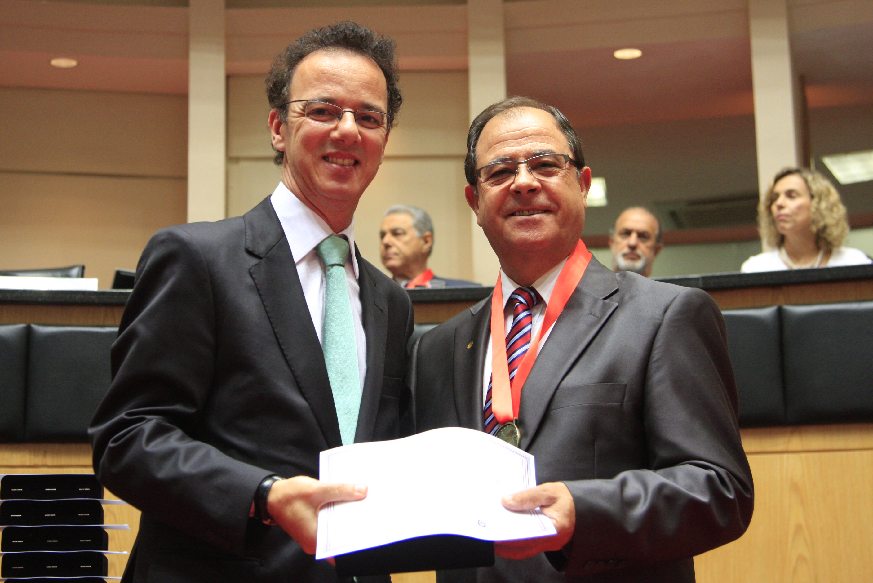 Sessão Solene da Comenda do Legislativo. Deputado  Ismael dos Santos homenageia Juvenil dos Santos Pereira. Foto: Lucas Gabriel Diniz