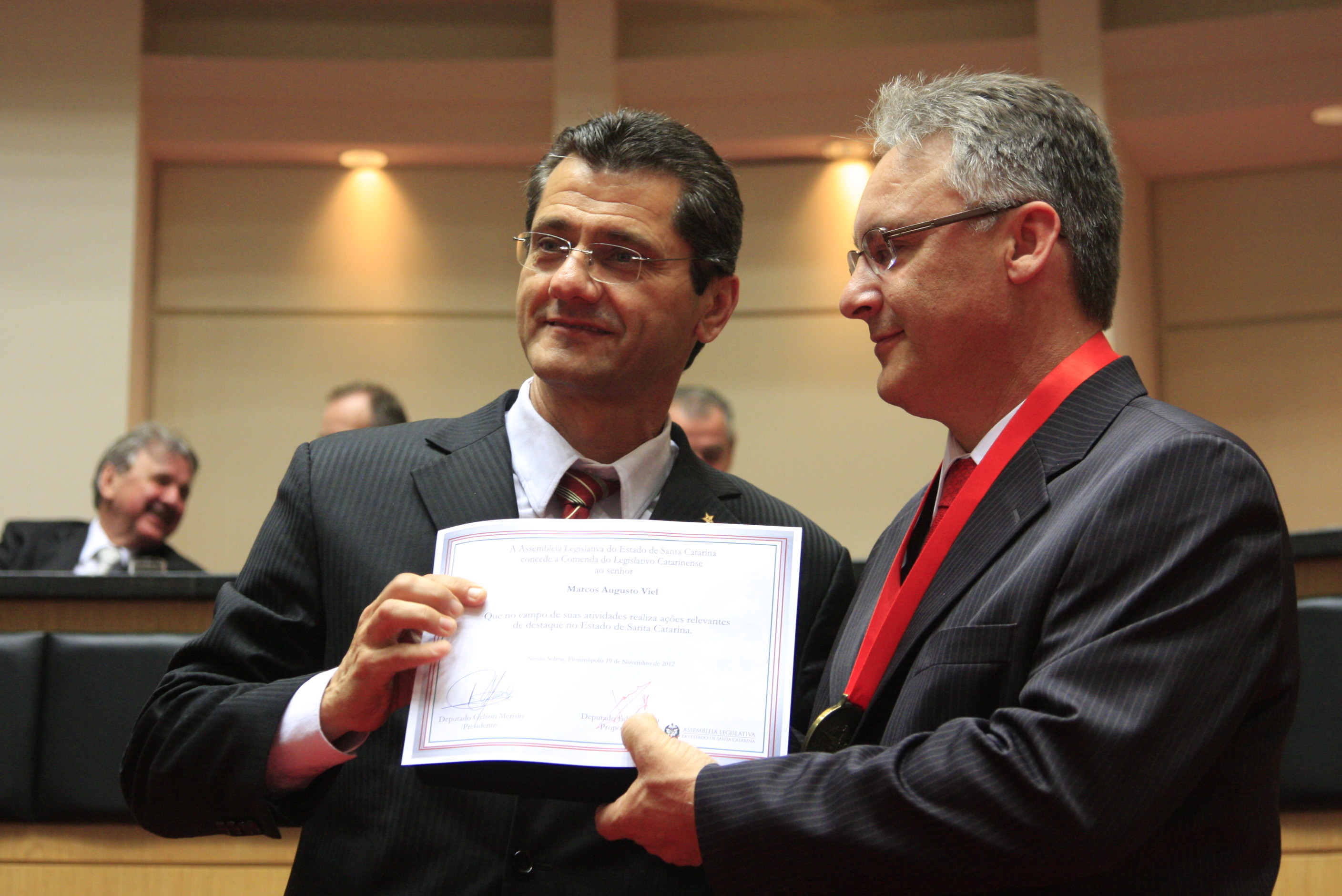 Sessão Solene da Comenda do Legislativo. Deputado  Jailson Lima homenageia Marcos Augusto Viel. Foto: Lucas Gabriel Diniz