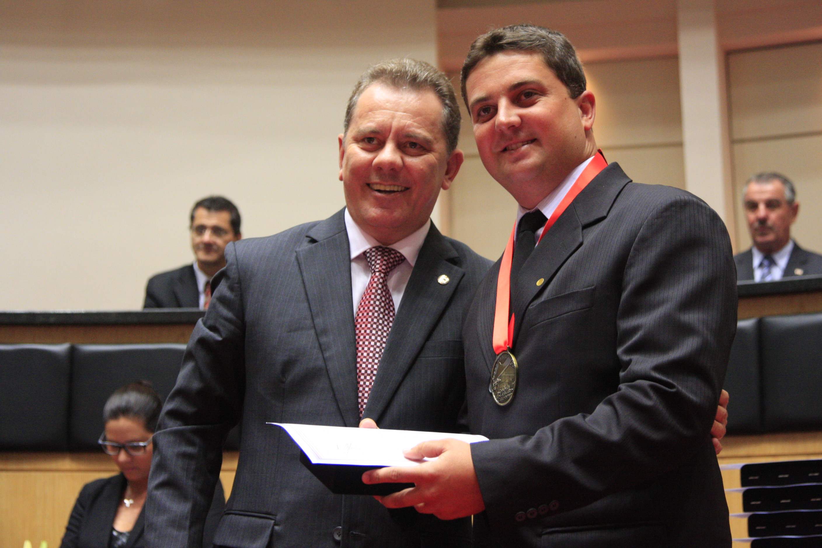 Sessão Solene da Comenda do Legislativo. Deputado  Joares Ponticelli homenageia Genésio de Souza Goulart. Foto: Lucas Gabriel Diniz