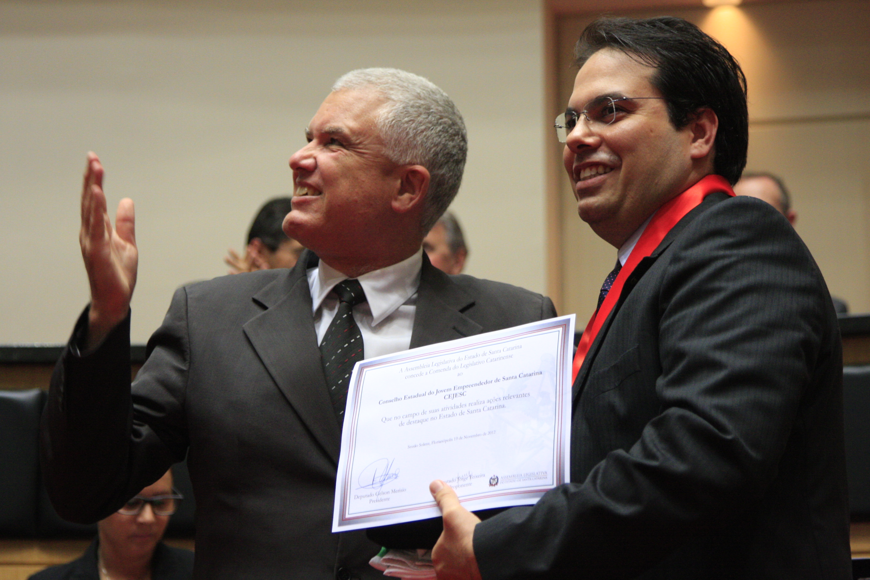 Sessão Solene da Comenda do Legislativo. Deputado  Jorge Teixeira homenageia Conselho Estadual do Jovem Empreendedor de SC (Cejesc). Foto: Lucas Gabriel Diniz