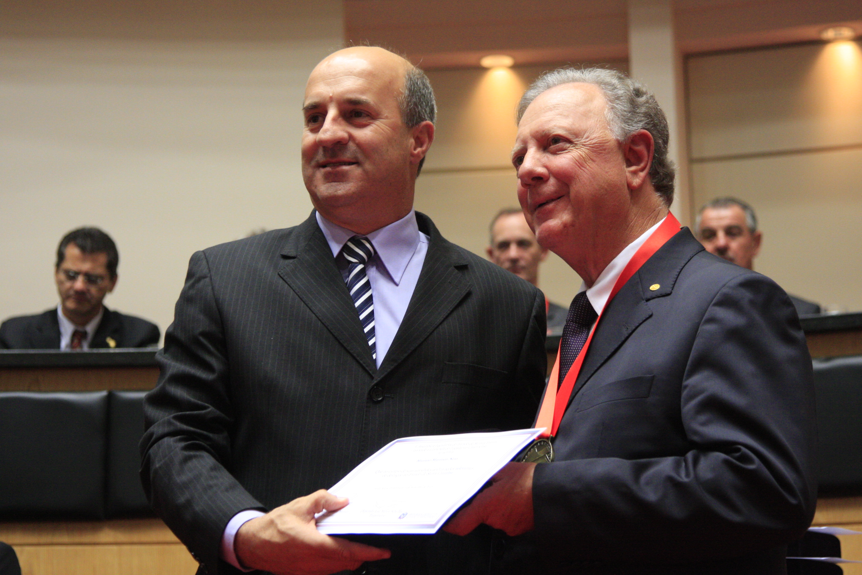Sessão Solene da Comenda do Legislativo. Deputado  José Milton Scheffer homenageia Mariano Mazzuco Neto. Foto: Lucas Gabriel Diniz