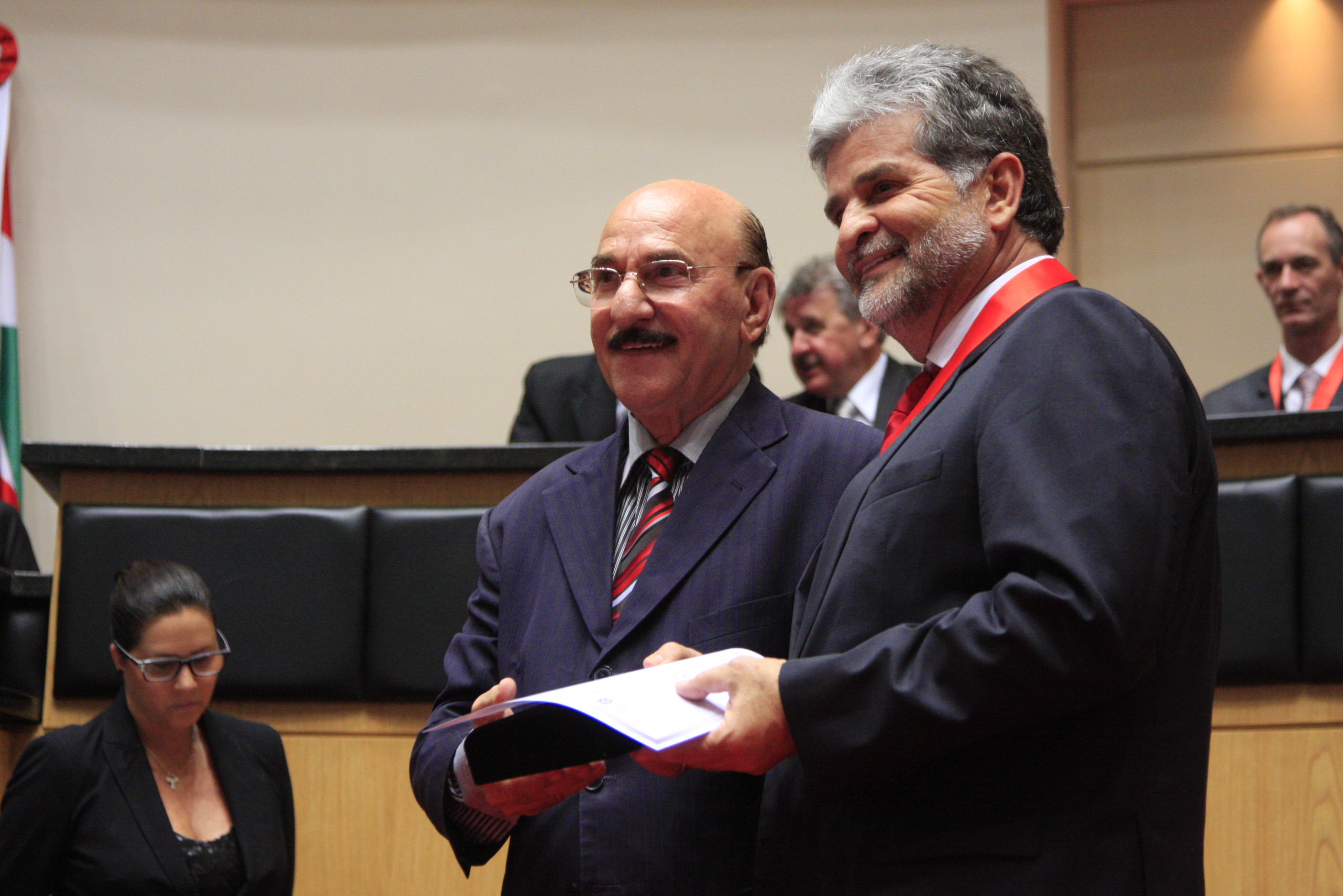 Sessão Solene da Comenda do Legislativo. Deputado  Manoel Mota homenageia  Ademir da Silva Matos. Foto: Lucas Gabriel Diniz
