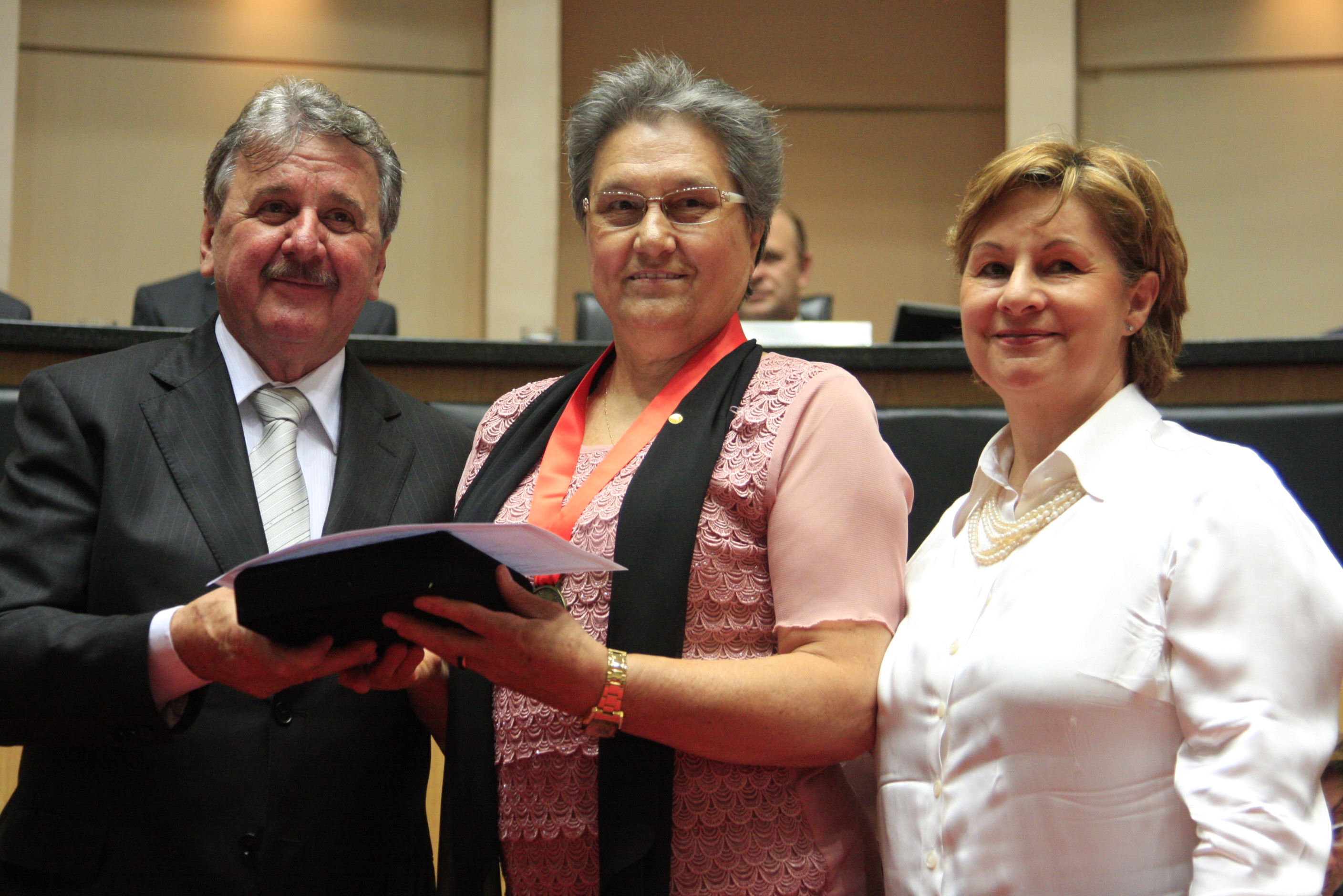 Sessão Solene da Comenda do Legislativo. Deputado  Moacir Sopelsa homenageia  Alice Gaio. Foto: Lucas Gabriel Diniz