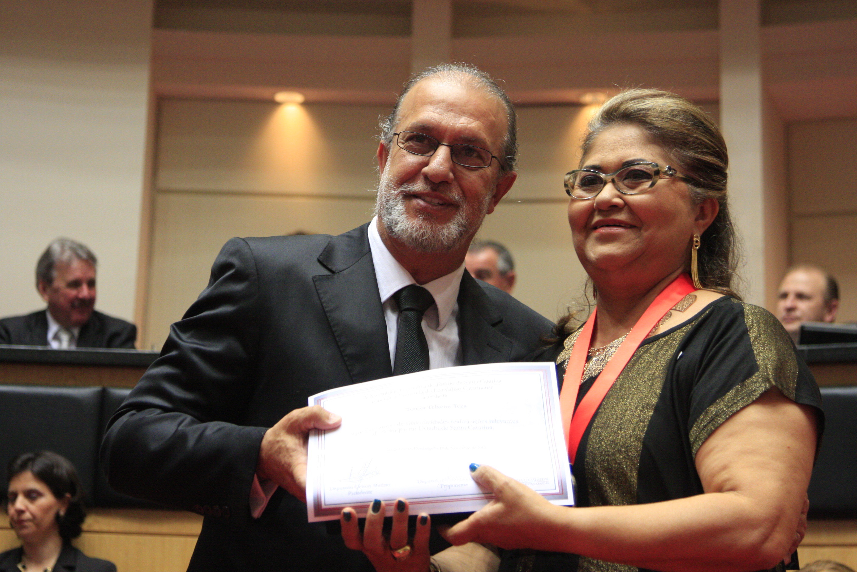 Sessão Solene da Comenda do Legislativo. Deputado  Nilson Gonçalves homenageia Tereza Teixeira Teza. Foto: Lucas Gabriel Diniz
