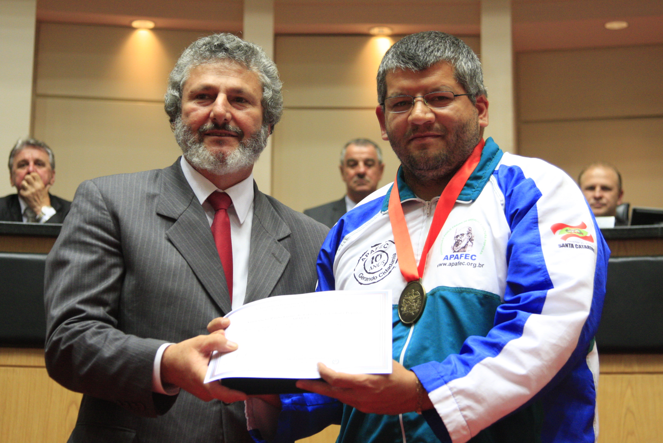 Sessão Solene da Comenda do Legislativo. Deputado  Padre Pedro Baldissera homenageia  Associação Paulo Freire de Educação e Cultura Popular (Apafec). Foto: Lucas Gabriel Diniz