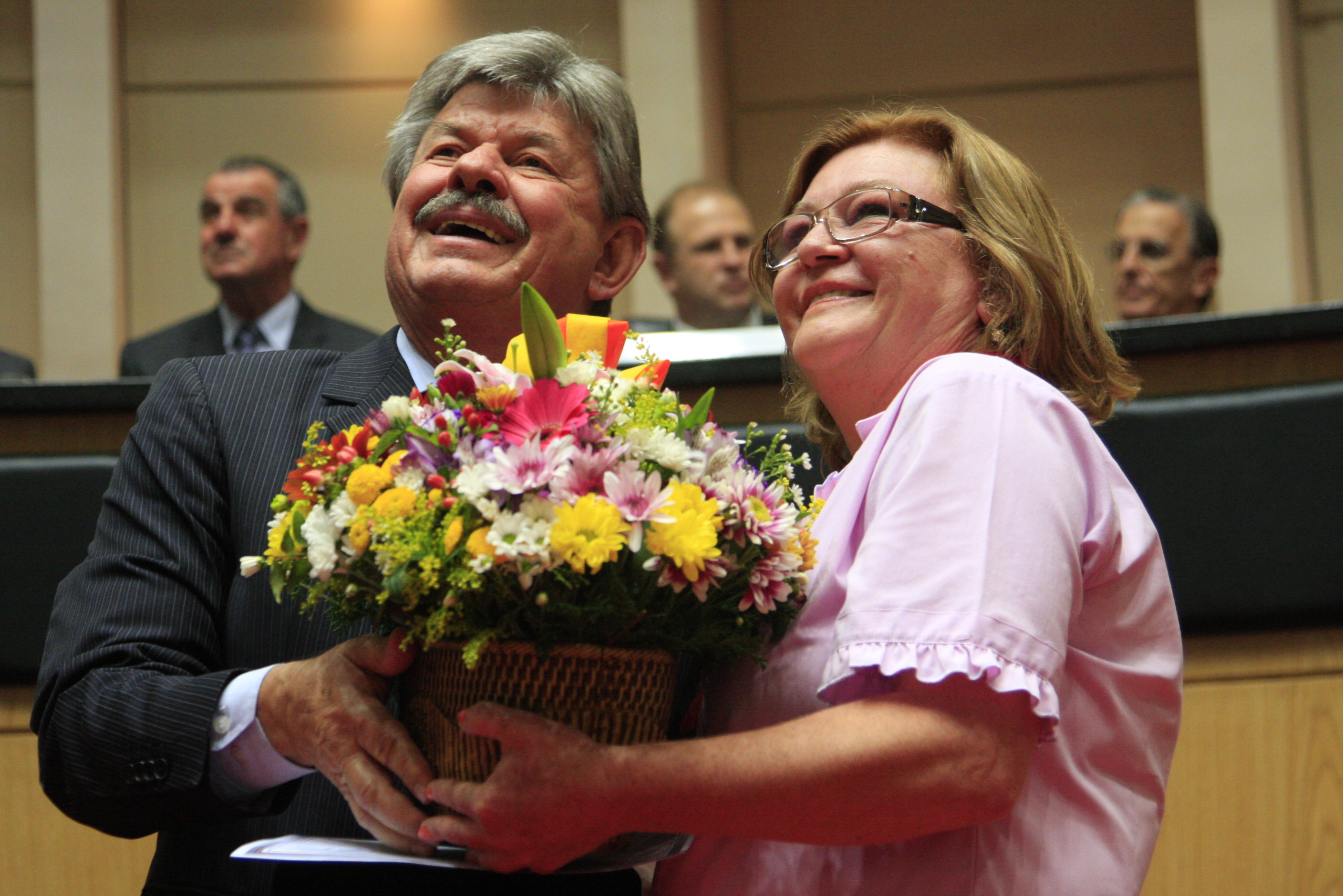 Sessão Solene da Comenda do Legislativo. Deputado  Reno Caramori homenageia  Associação Maria Rosa. Foto: Lucas Gabriel Diniz