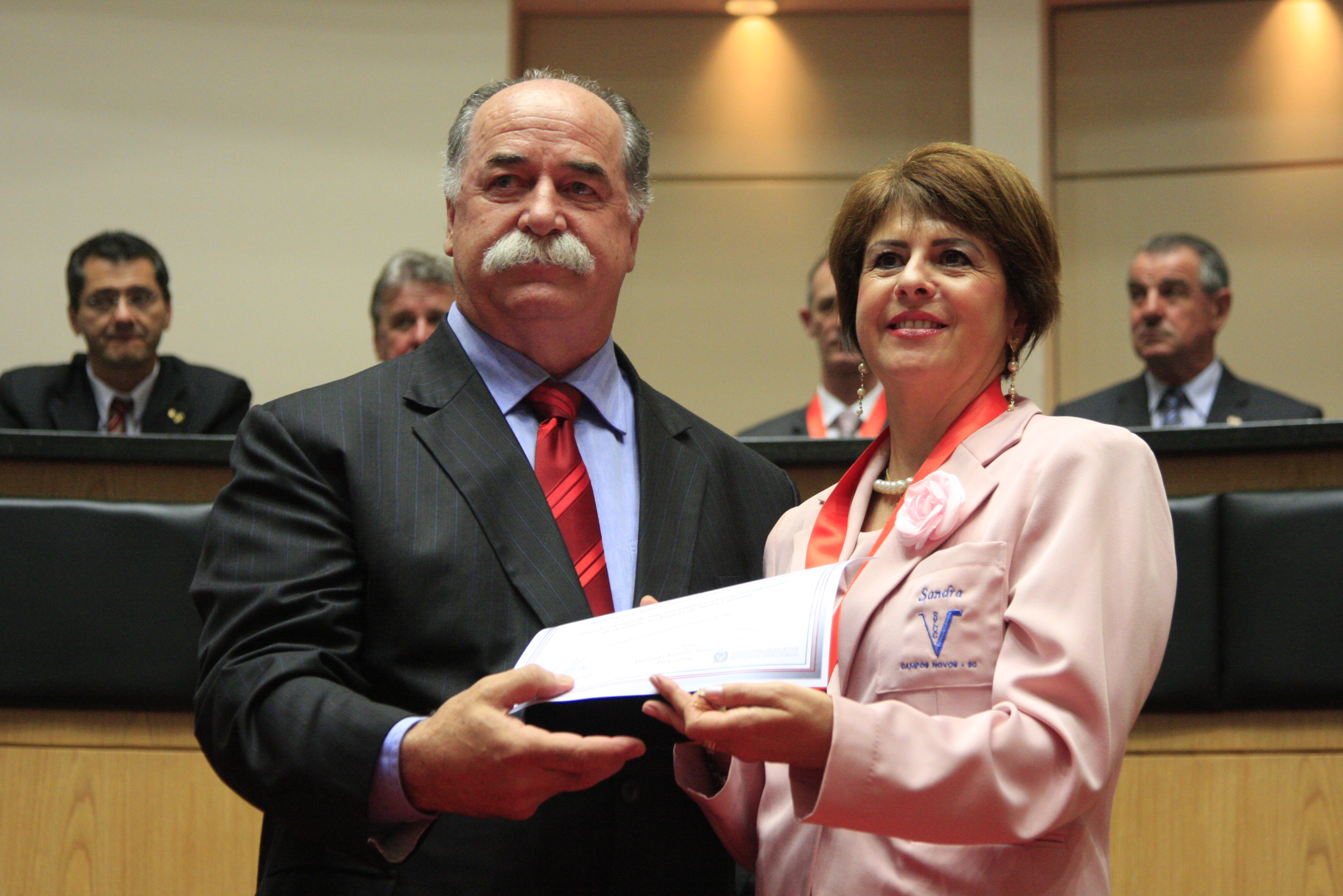 Sessão Solene da Comenda do Legislativo. Deputado  Romildo Titon homenageia Rede Feminina de Combate ao Câncer de Campos Novos. Foto: Lucas Gabriel Diniz