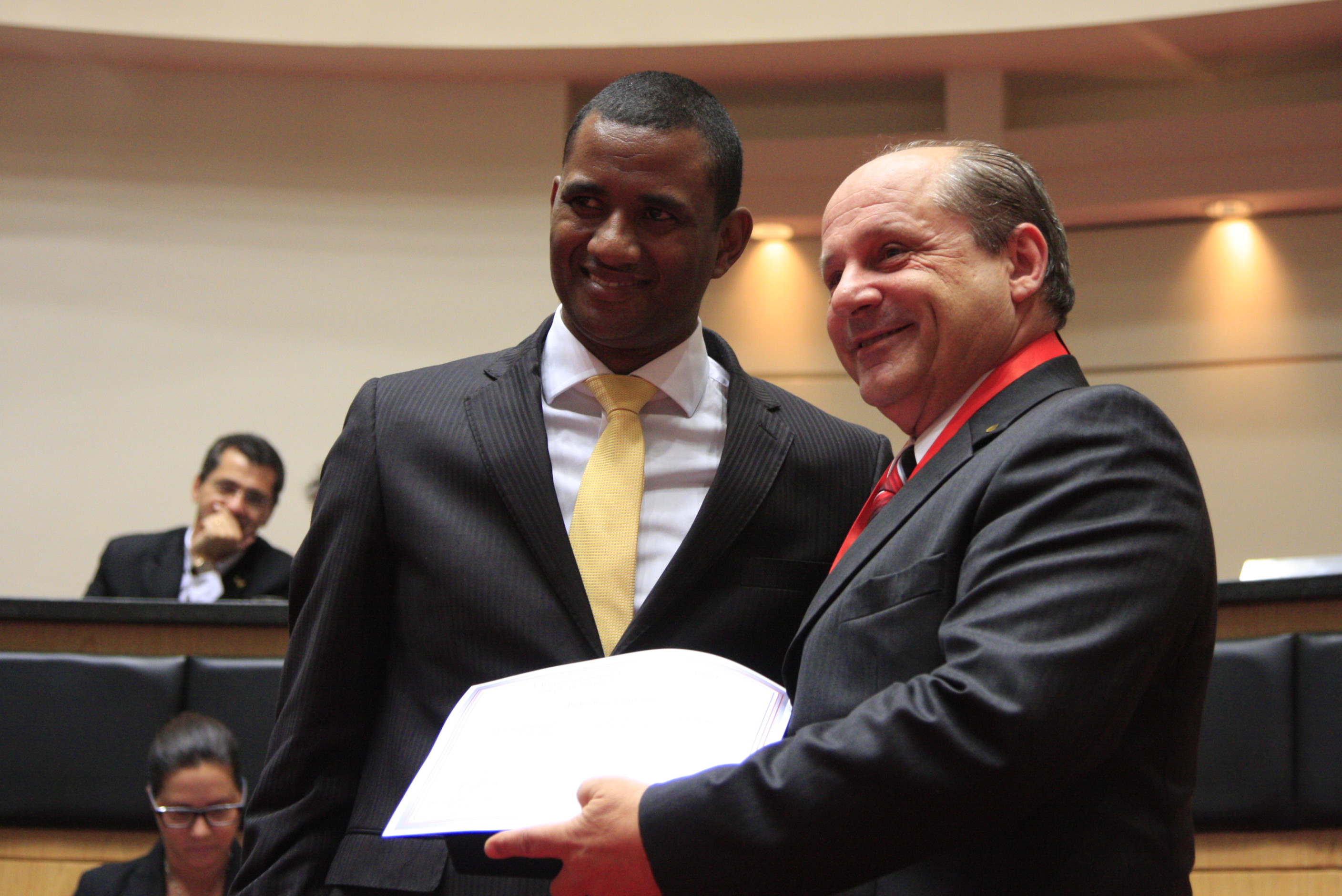 Sessão Solene da Comenda do Legislativo. Deputado  Sandro Silva homenageia  Pedro Bittencourt Neto. Foto: Lucas Gabriel Diniz
