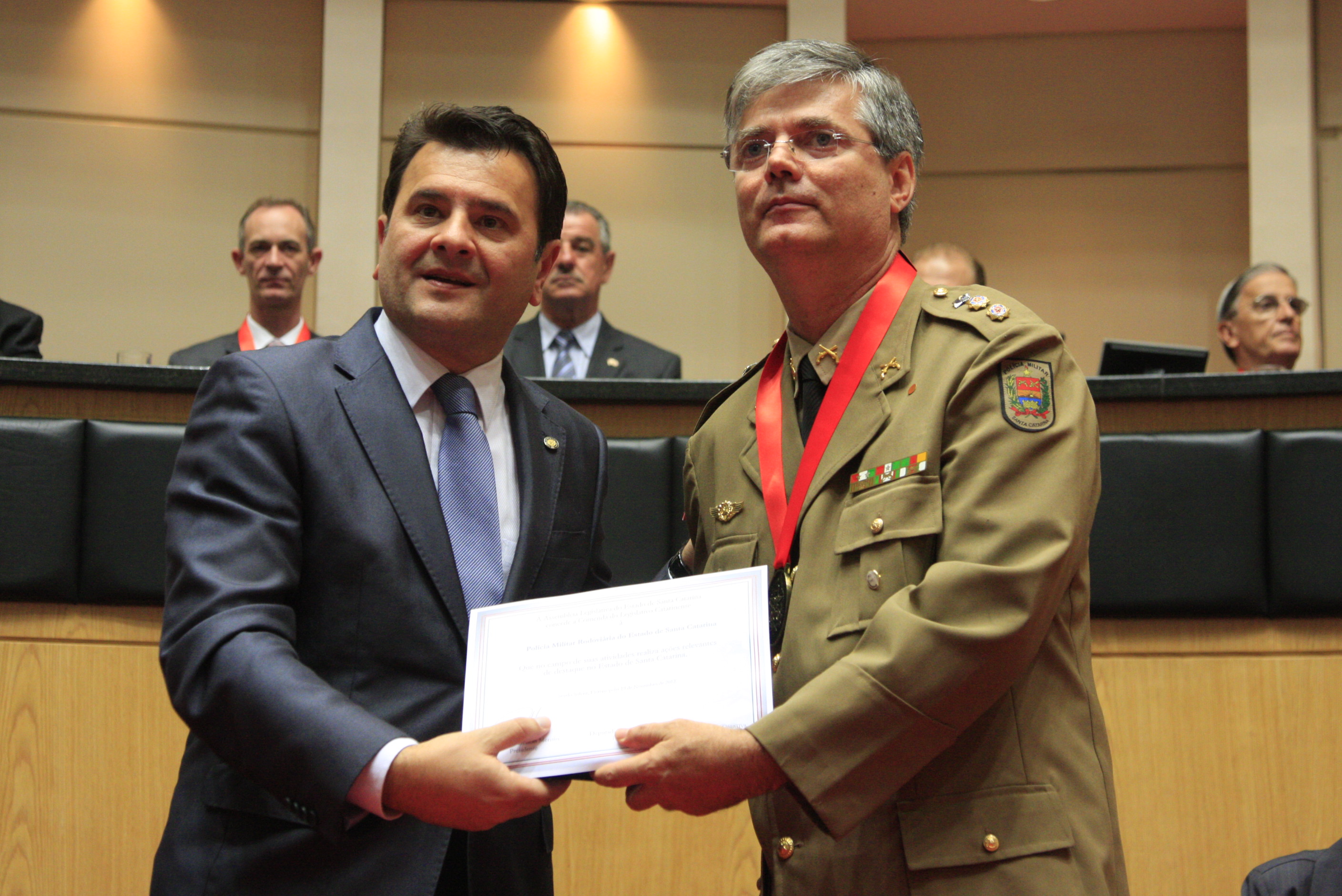 Sessão Solene da Comenda do Legislativo. Valdir Cobalchini homenageia Polícia Militar Rodoviária do Estado de SC. Foto: Lucas Gabriel Diniz