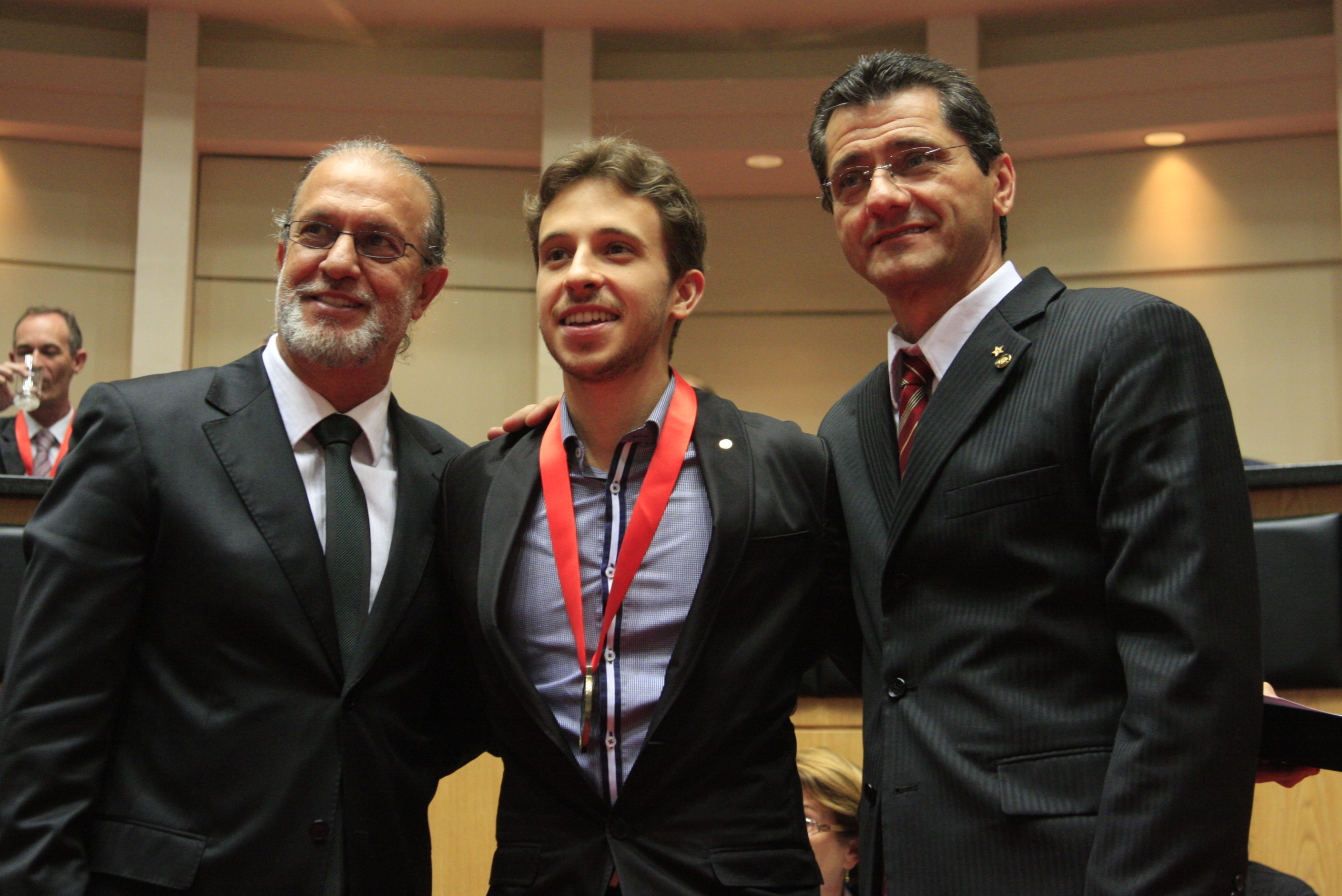 Sessão Solene da Comenda do Legislativo. Deputado Nilson Gonçalves, pianista Pablo Rossi e Deputado Jailson Lima. Foto: Lucas Gabriel Diniz