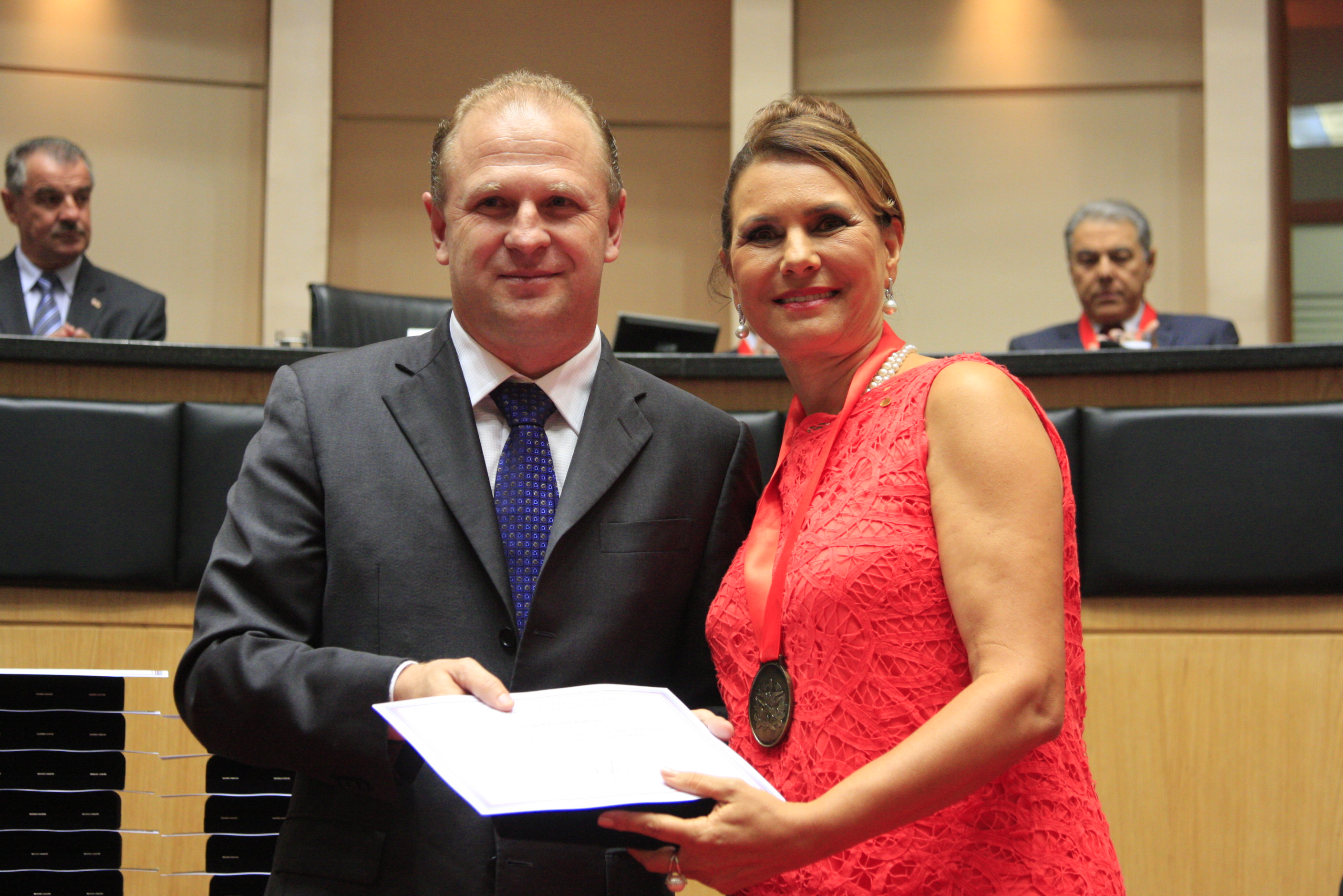 Sessão Solene da Comenda do Legislativo. Deputado  Gelson Merisio homenageia Ingrid Tremel Barbato. Foto: Lucas Gabriel Diniz