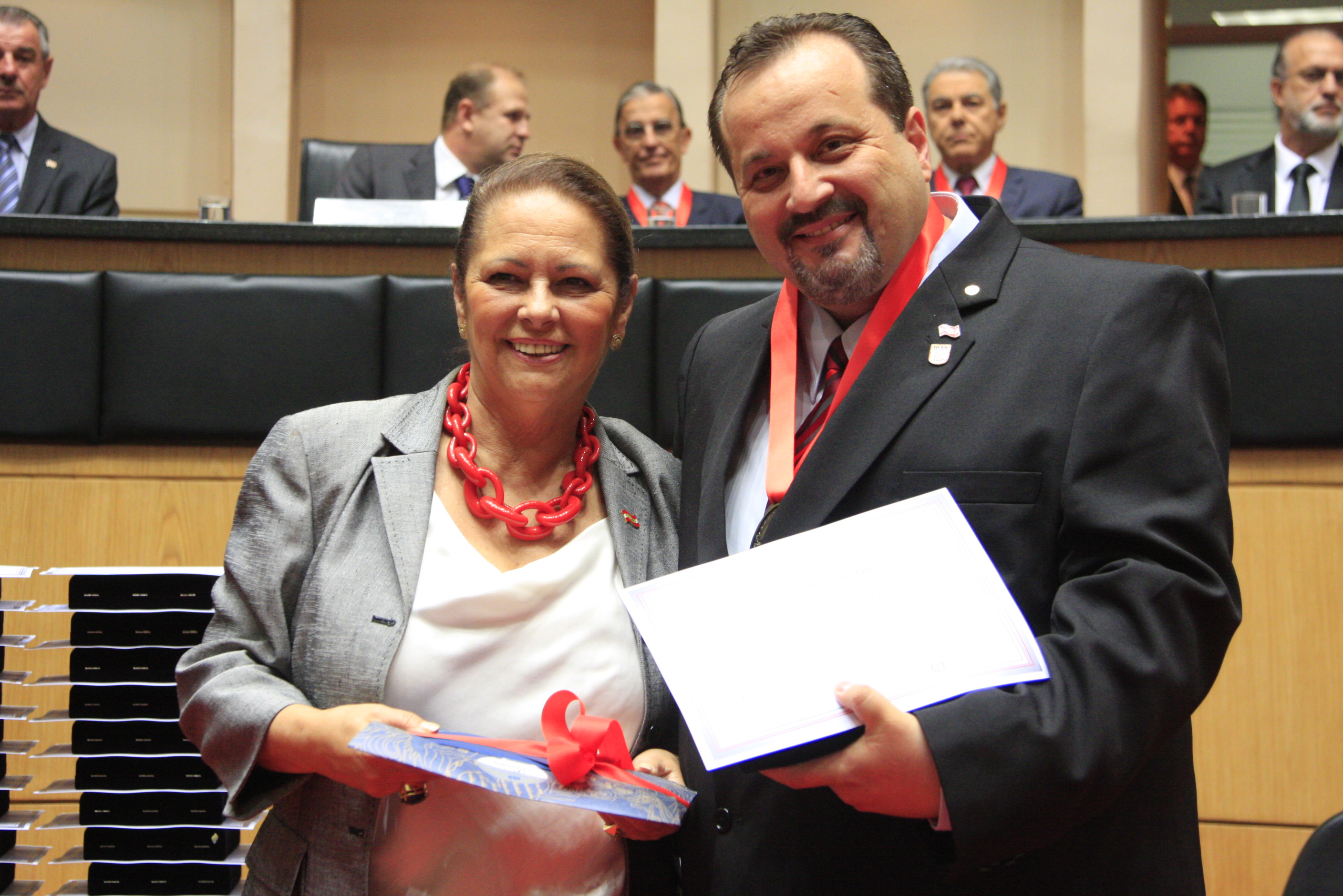 Sessão Solene da Comenda do Legislativo. Ada Faraco De Luca homenageia  Leandro Antônio Soares Lima. Foto: Lucas Gabriel Diniz