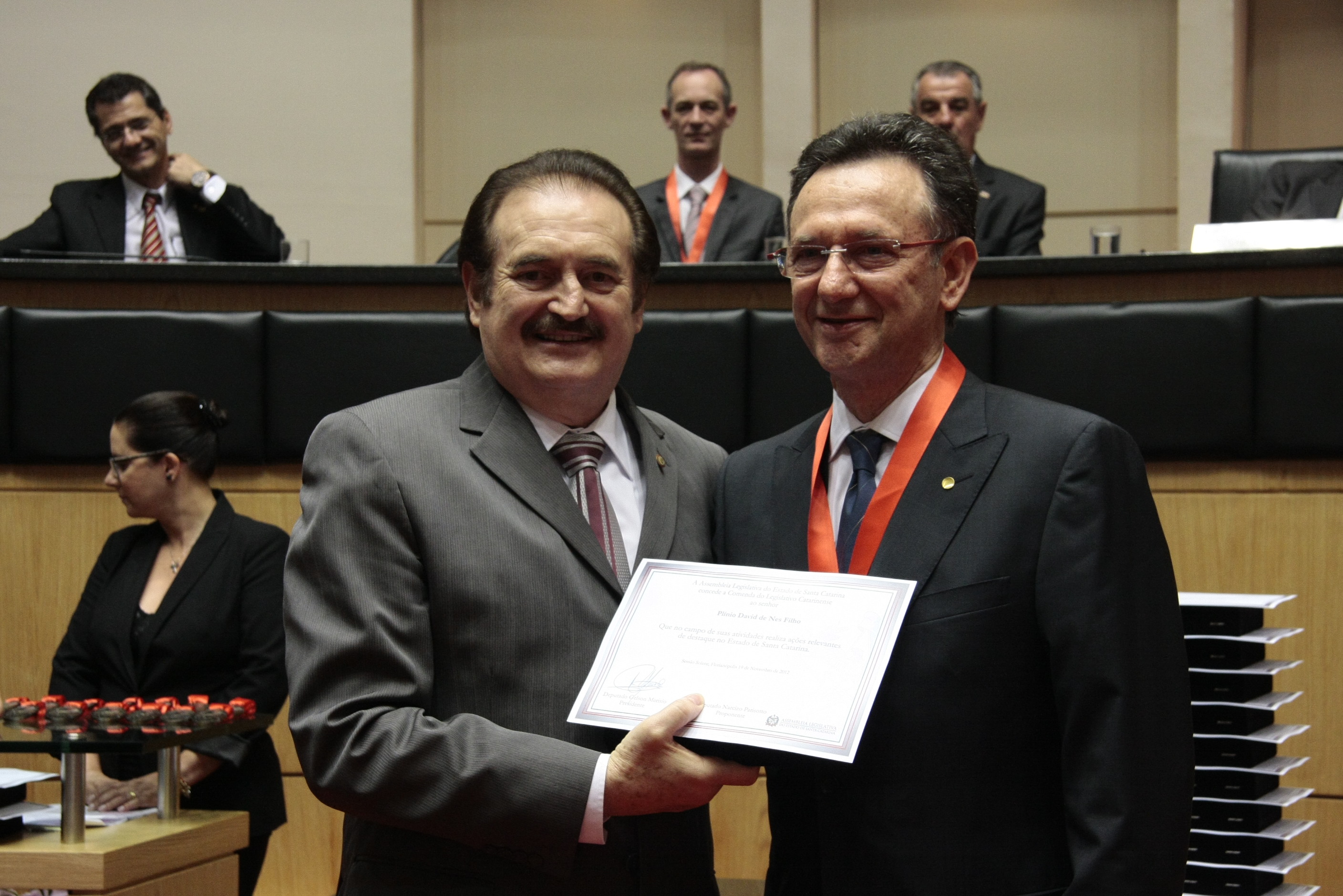 Sessão Solene da Comenda do Legislativo. Deputado  Narcizo Parisotto homenageia  Plínio David de Nes. Foto: Solon Soares