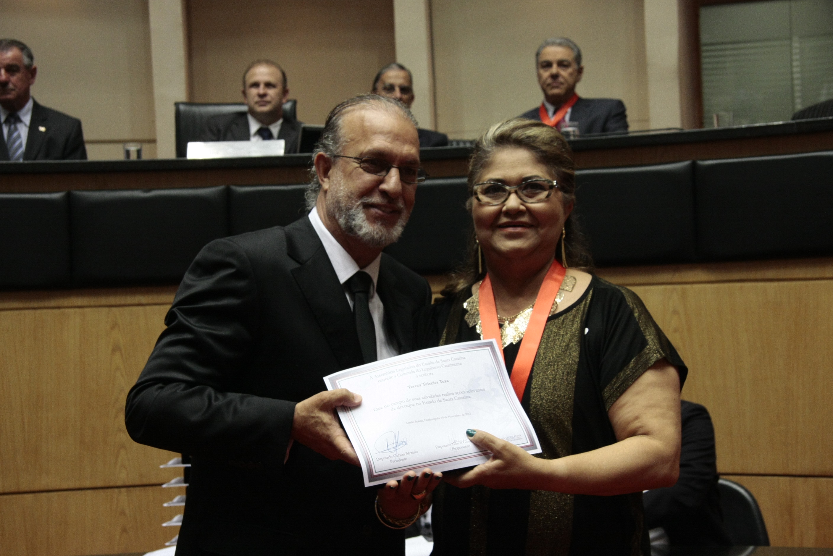 Sessão Solene da Comenda do Legislativo. Deputado  Nilson Gonçalves homenageia Tereza Teixeira Teza. Foto: Solon Soares