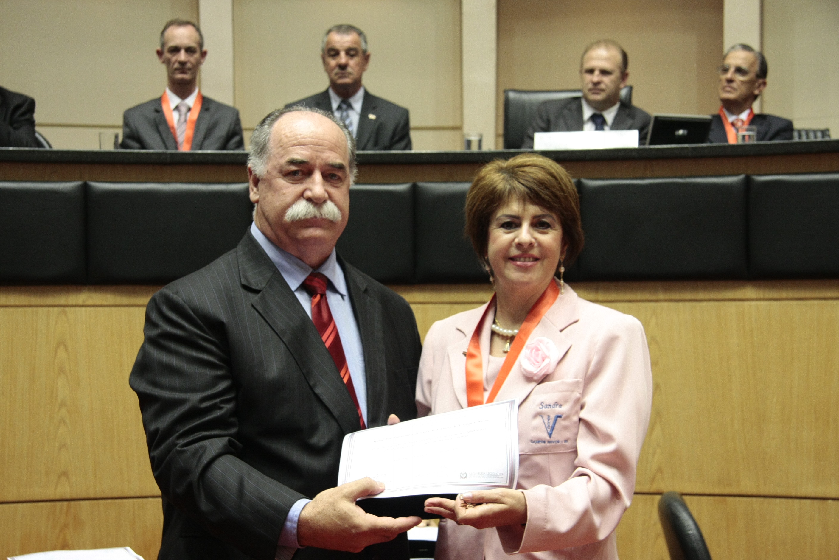 Sessão Solene da Comenda do Legislativo. Deputado  Romildo Titon homenageia Rede Feminina de Combate ao Câncer de Campos Novos. Foto: Solon Soares